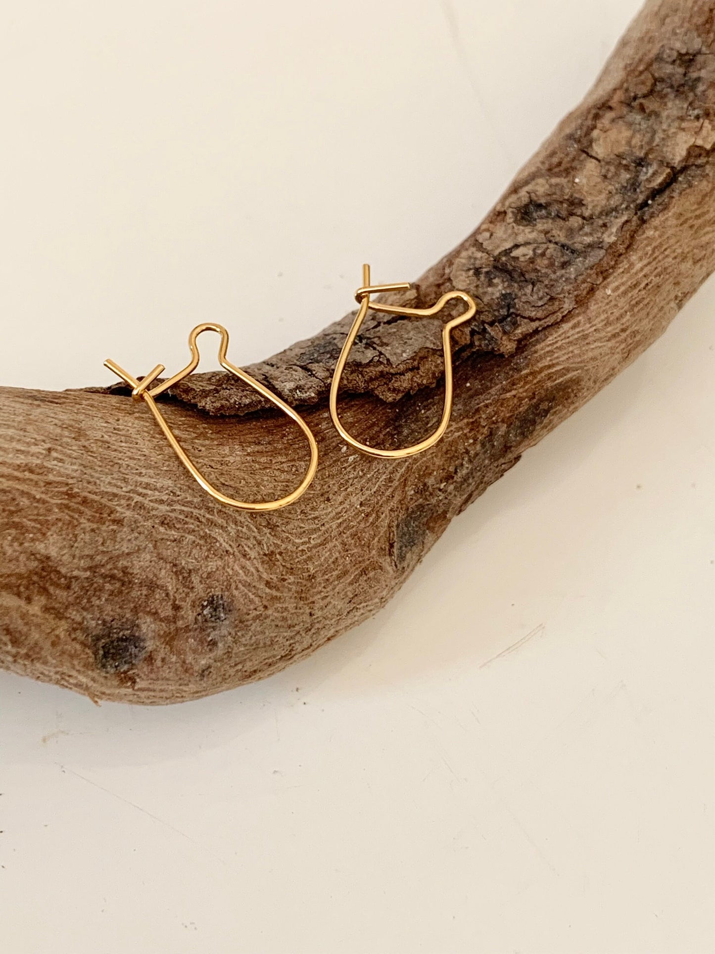 2 Crochets d'Oreilles fines dormeuses 14x9 mm en Plaqué or 24 carats 3 microns