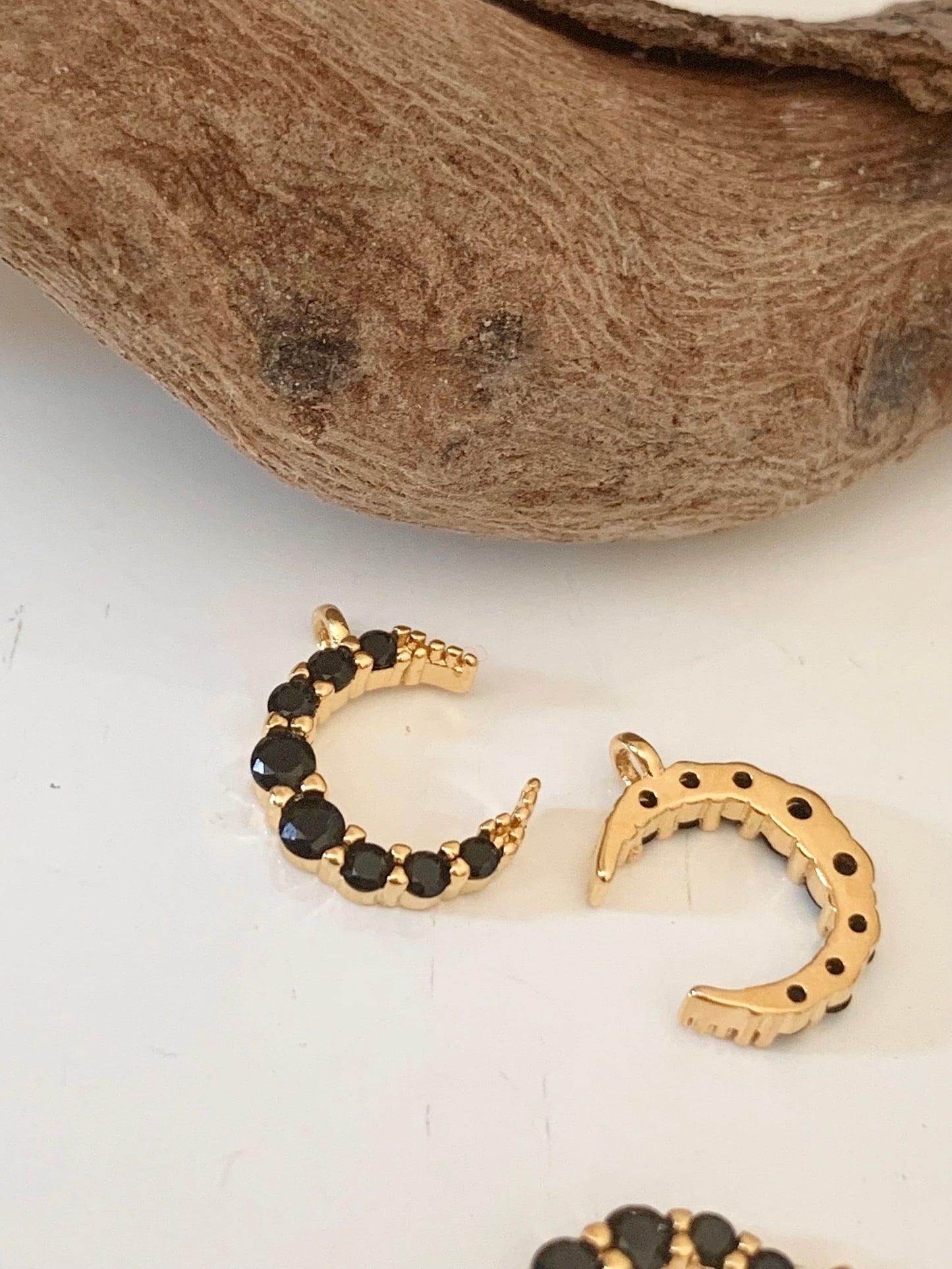 Pendentif Lune Black Zircon et Plaqué Or 24 K 8,5 x 6,5 mm, croissant de lune zircons noirs
