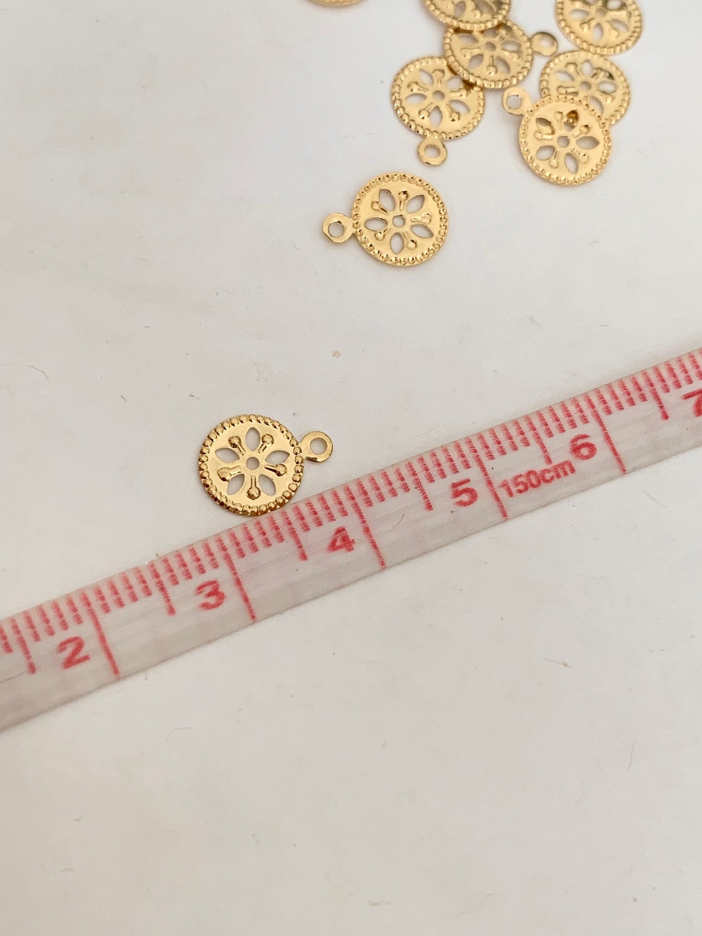Breloque, Pampille ajourée 10x8mm, plaqué or dorée breloque