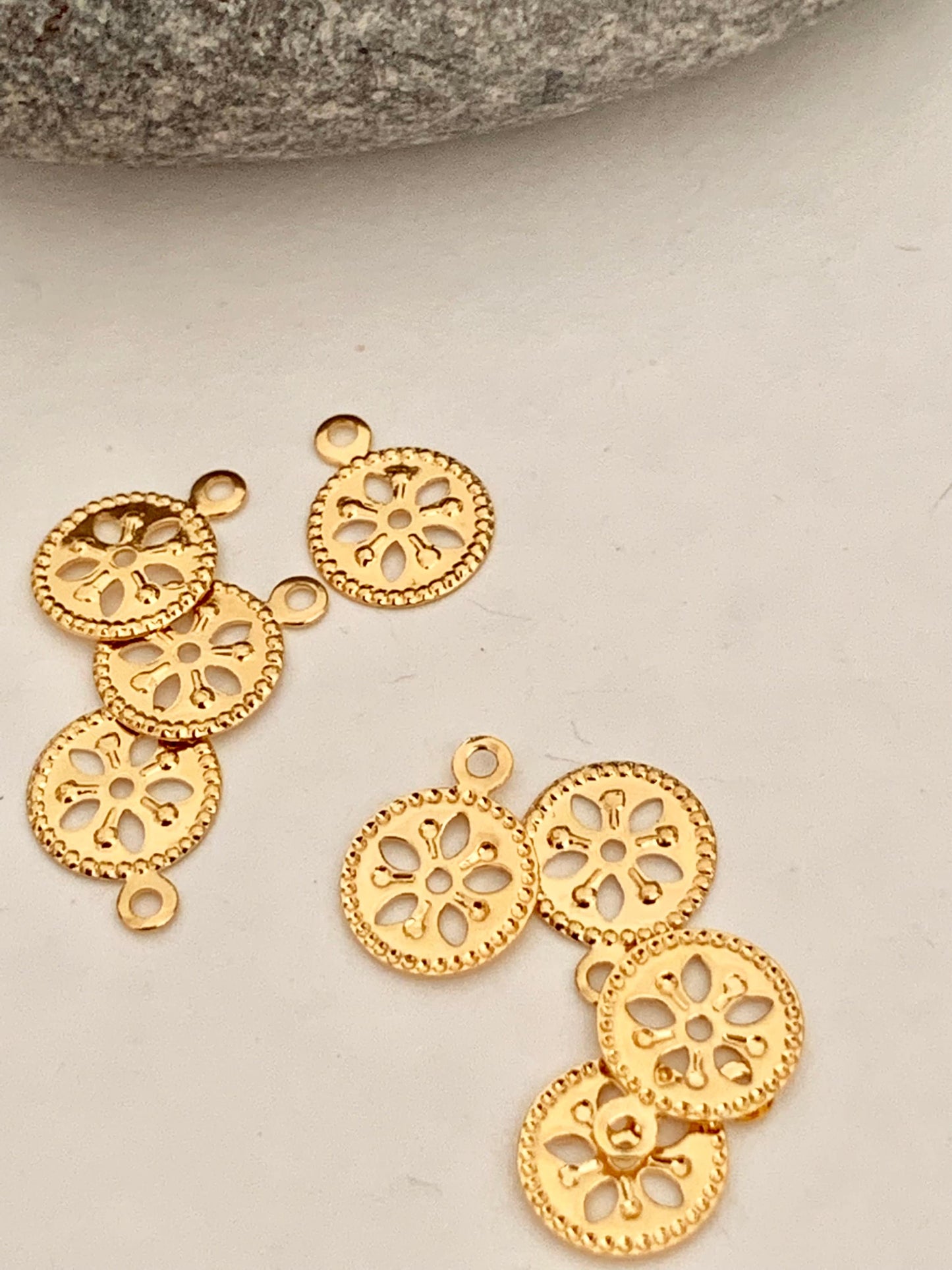 Breloque, Pampille ajourée 10x8mm, plaqué or dorée breloque