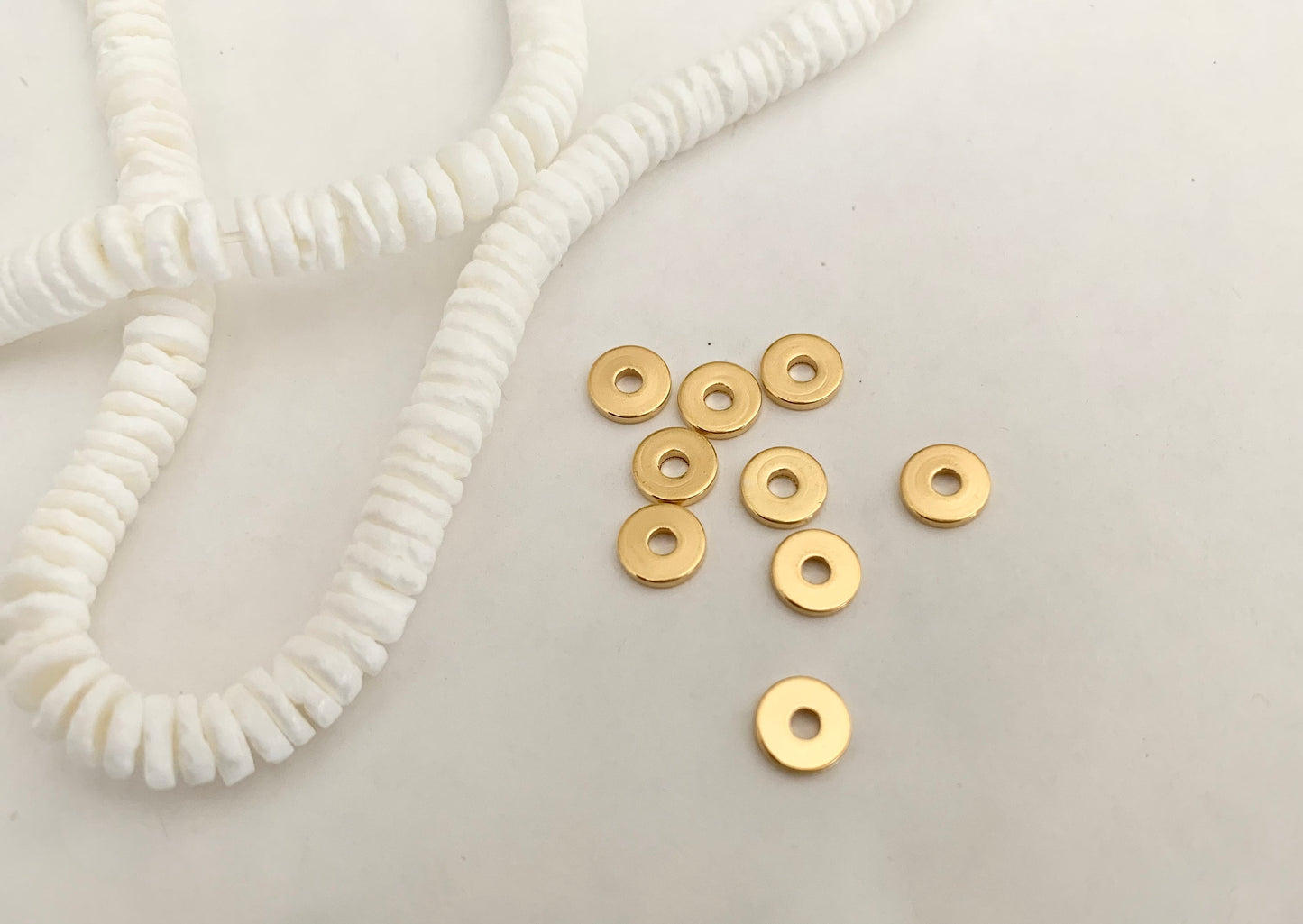 Perle Intercalaire fine 6x1mm, rondelle Heishi dorée, en plaqué or 24K trou central plaquage Français