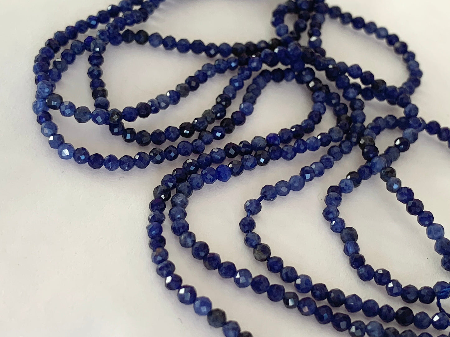 Sodalite bleue 2,3/2,5 mm facettée, 10 perles facettes gemme naturelle 2.5mm tons bleus, pierre naturelle