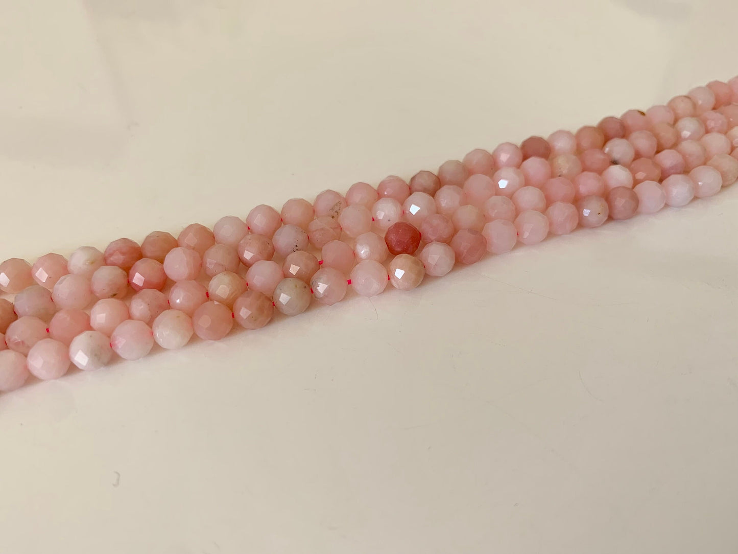 Opale rose 4 mm facettes, 10 perles facettes gemme naturelle 3,9/4mm tons roses, pierre naturelle, Opale d'Australie rose et saumoné pale
