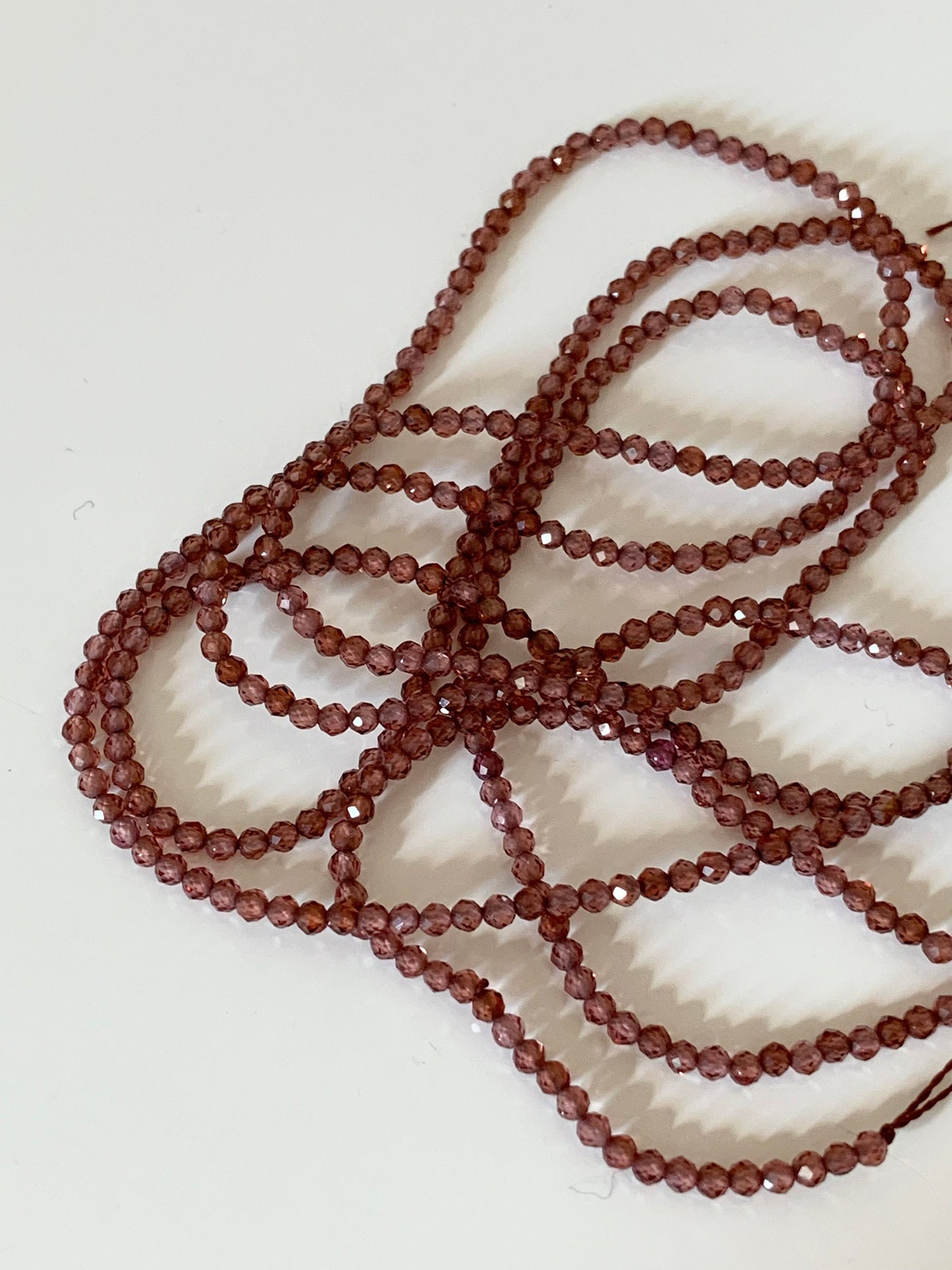 Perles facettes 2,4 / 2,5mm Grenat Malaya, mini gemmes facettée naturelle, perles Grenat facettes gemme naturelle