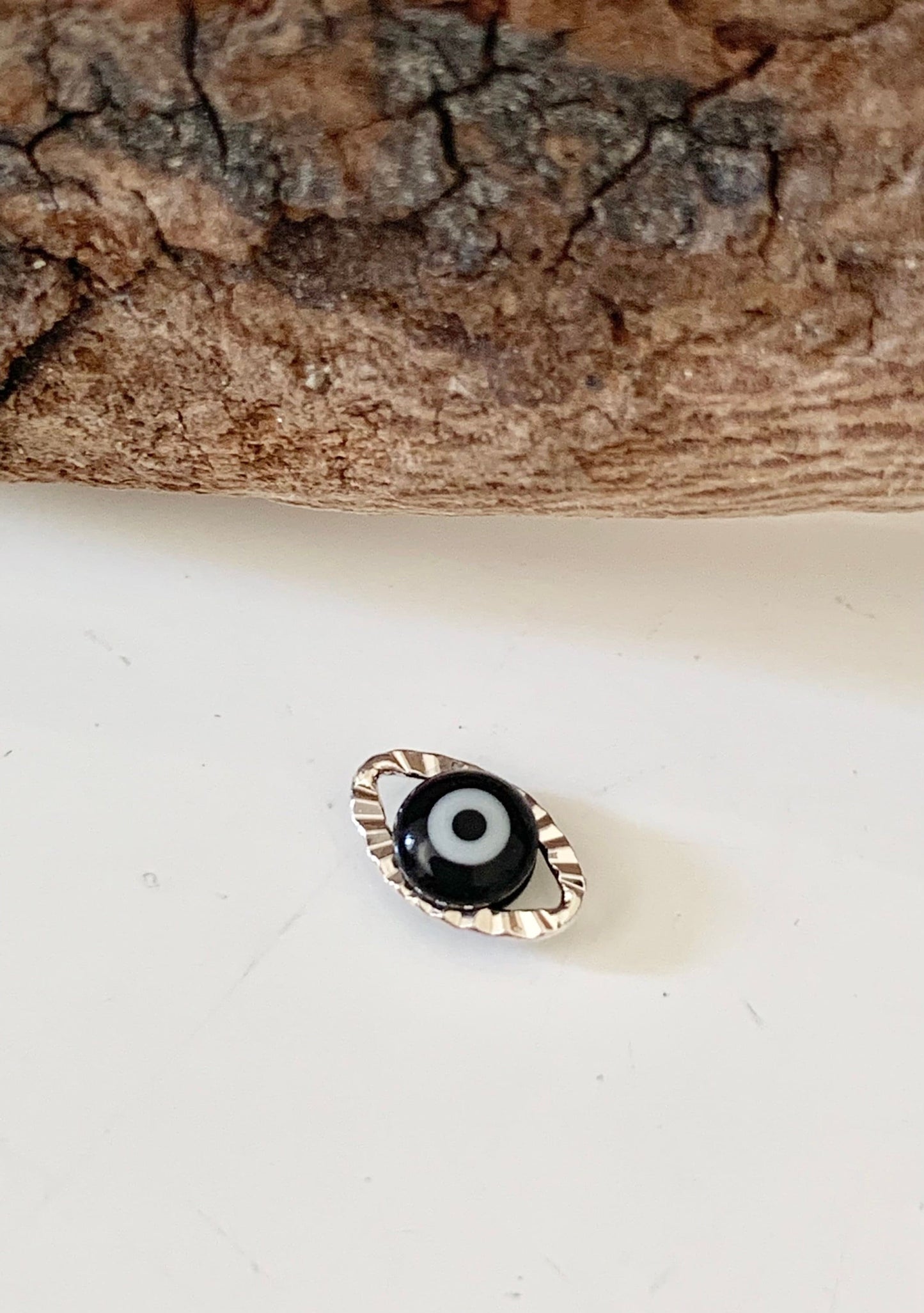 Œil Noir et plaqué argent 10 microns ciselé double face 8 mm, porte bonheur, protection mauvais œil,