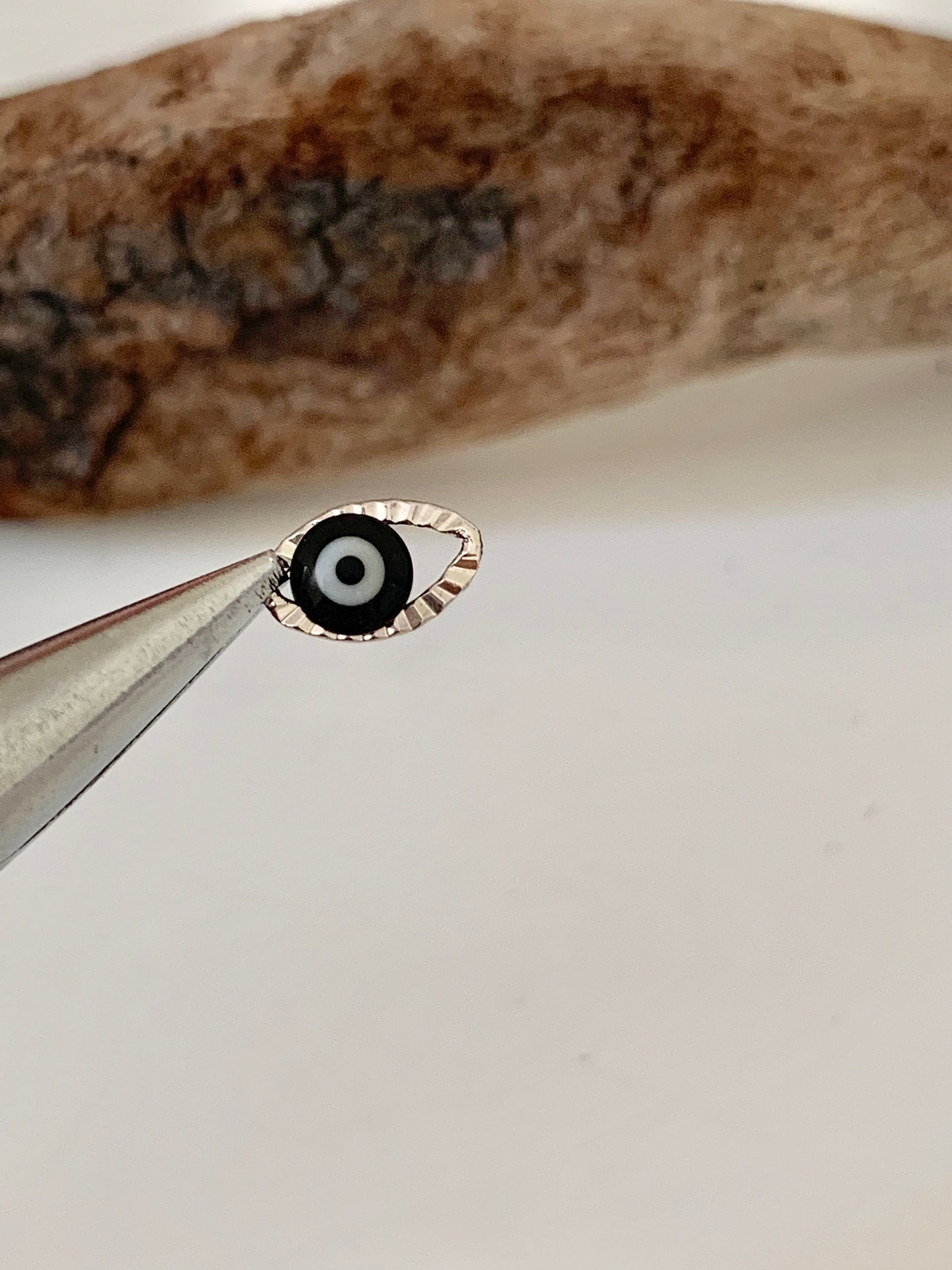 Œil Noir et plaqué argent 10 microns ciselé double face 8 mm, porte bonheur, protection mauvais œil,