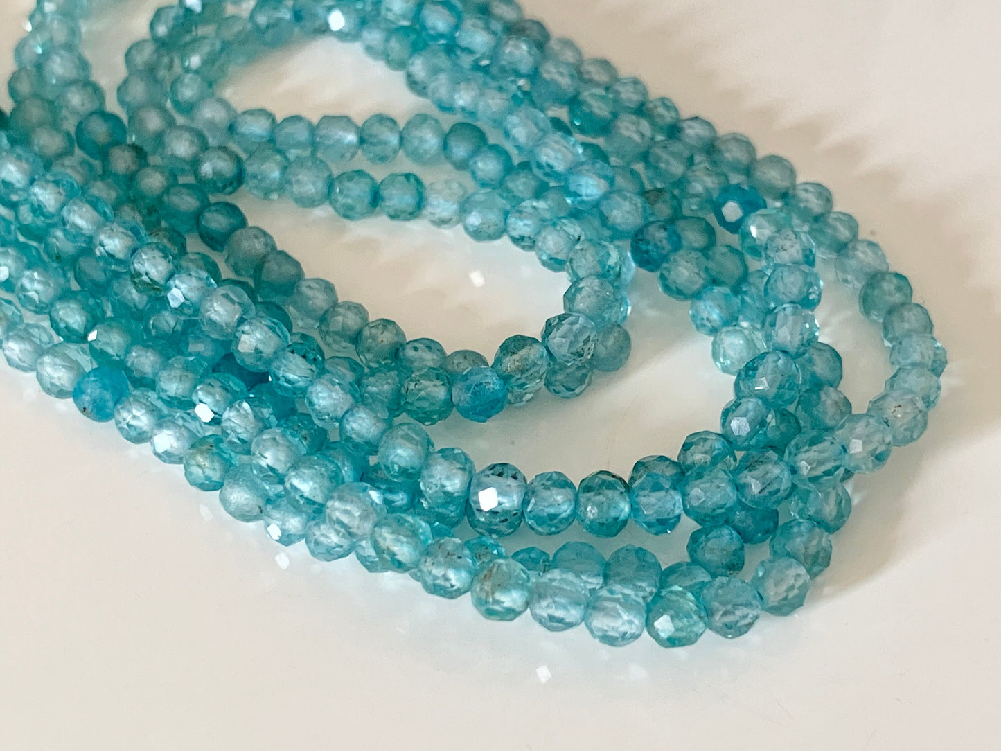 Apatite bleue claire 3 mm facettée, 10 perles facettes gemme naturelle 3mm tons bleus clairs, apatite pierre naturelle
