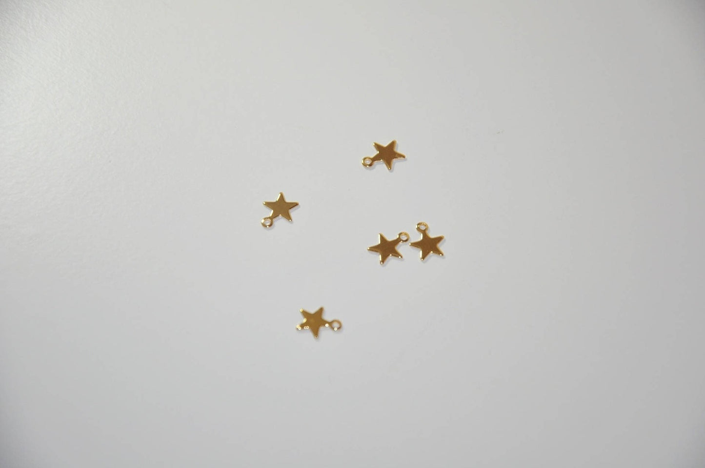 Lot de 2 Etoiles plaqué or 6 mm + 2 mm trou