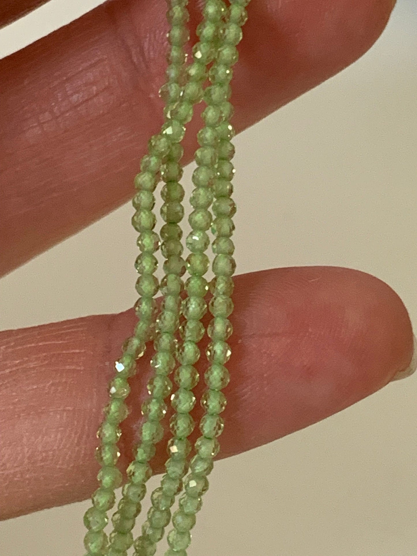 Perles 2mm Péridot facettes, perles facettes gemme PERIDOT naturel 2 mm tons vert clairs, pierre naturelle