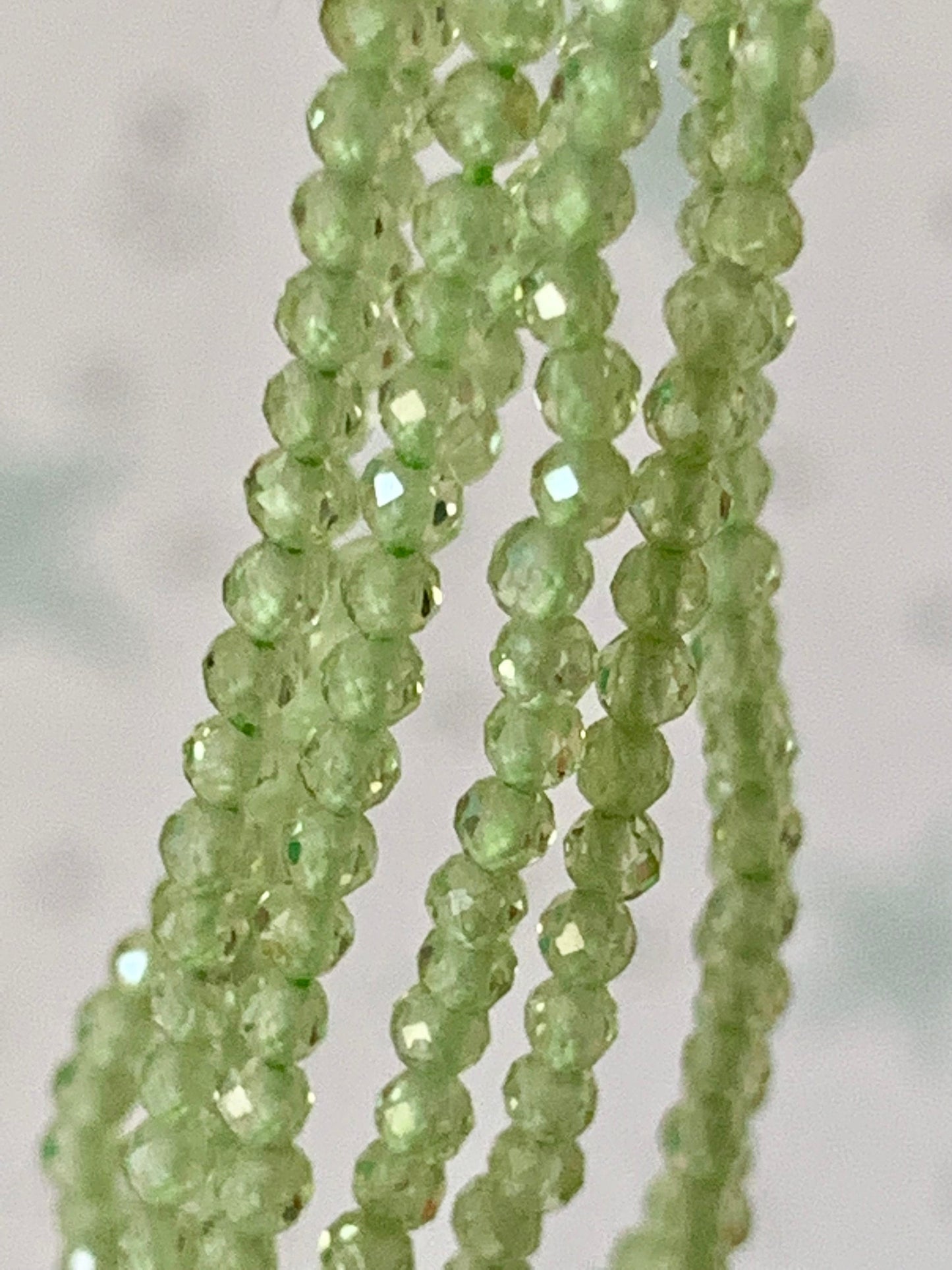 Perles 2mm Péridot facettes, perles facettes gemme PERIDOT naturel 2 mm tons vert clairs, pierre naturelle