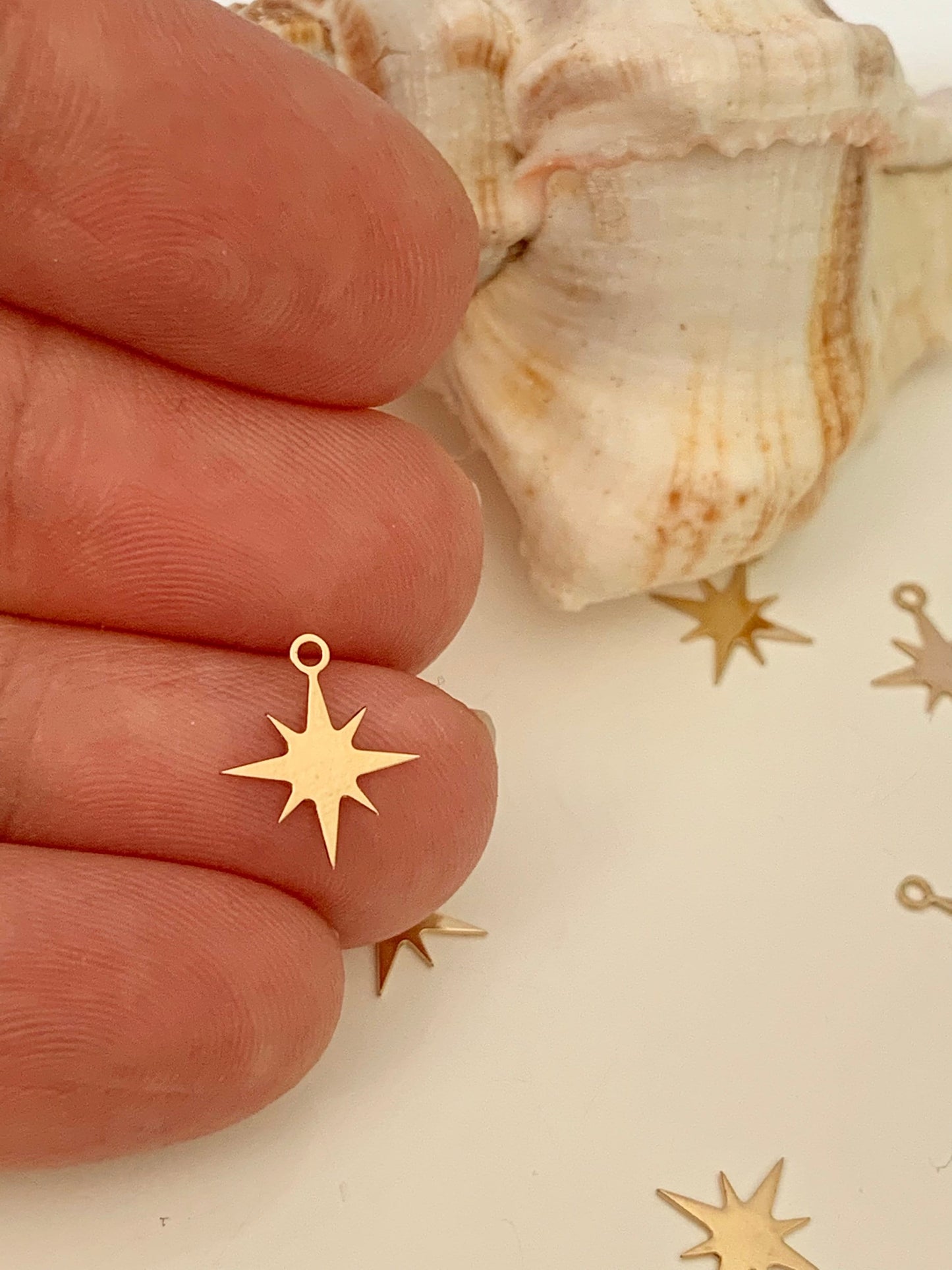 Étoile du Nord, étoile polaire 11 x 10mm plaqué or, rose des vents dorée