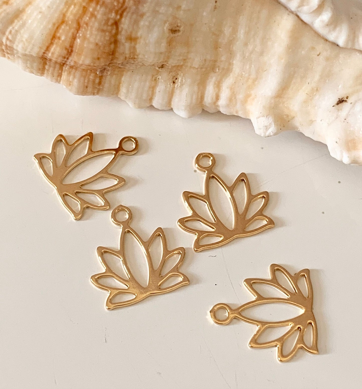 Pendentif Lotus, Fleur de lotus 10 x 10mm plaqué or, pampille lotus doré