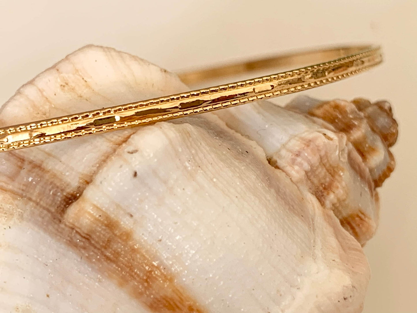 Bracelet jonc taillé 65mm réglable, manchette fine plaqué or 24 carats