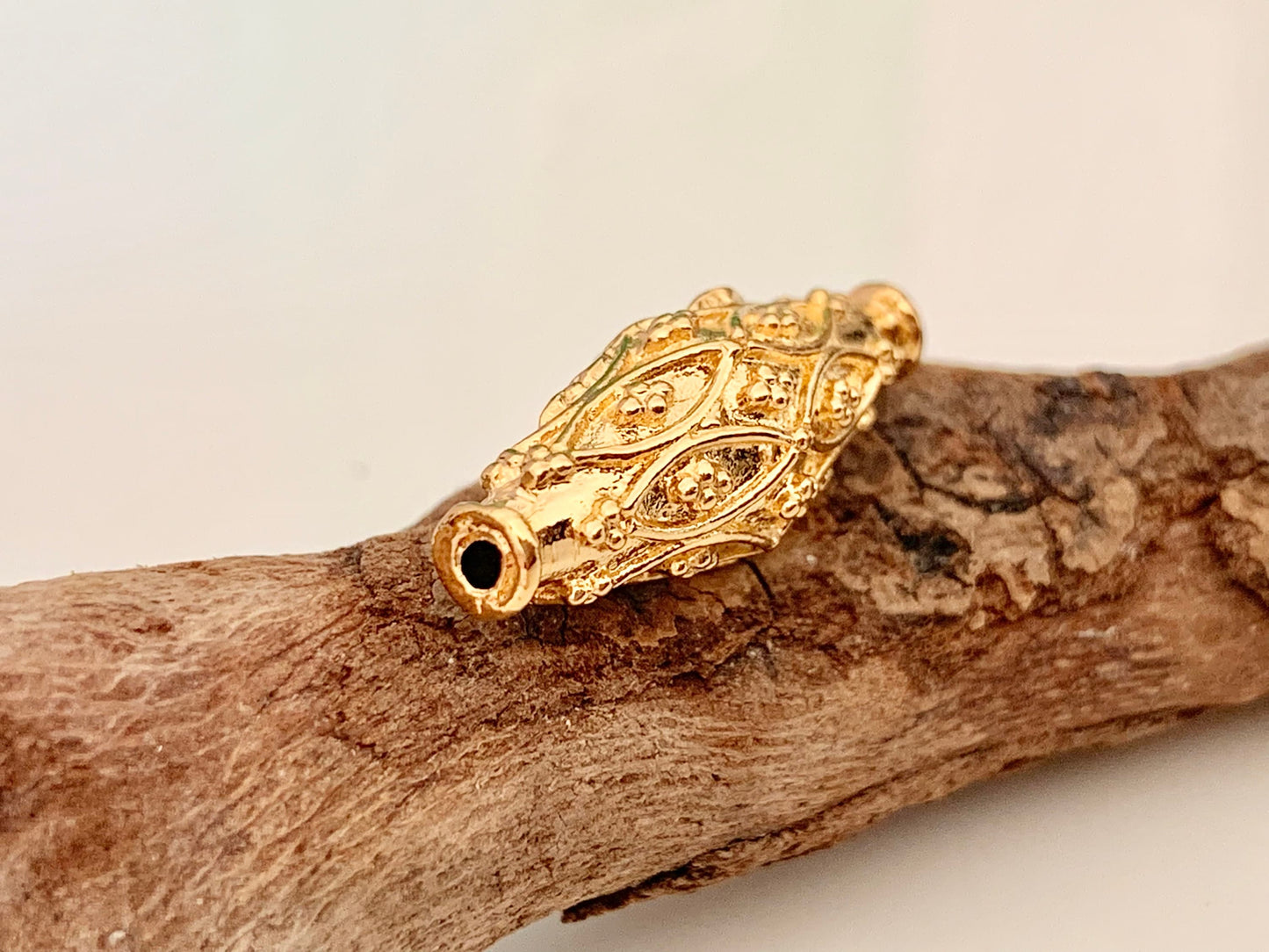 Connecteur Byzantin 23 x 8mm, intercalaire perle tube plaqué or 24 carats