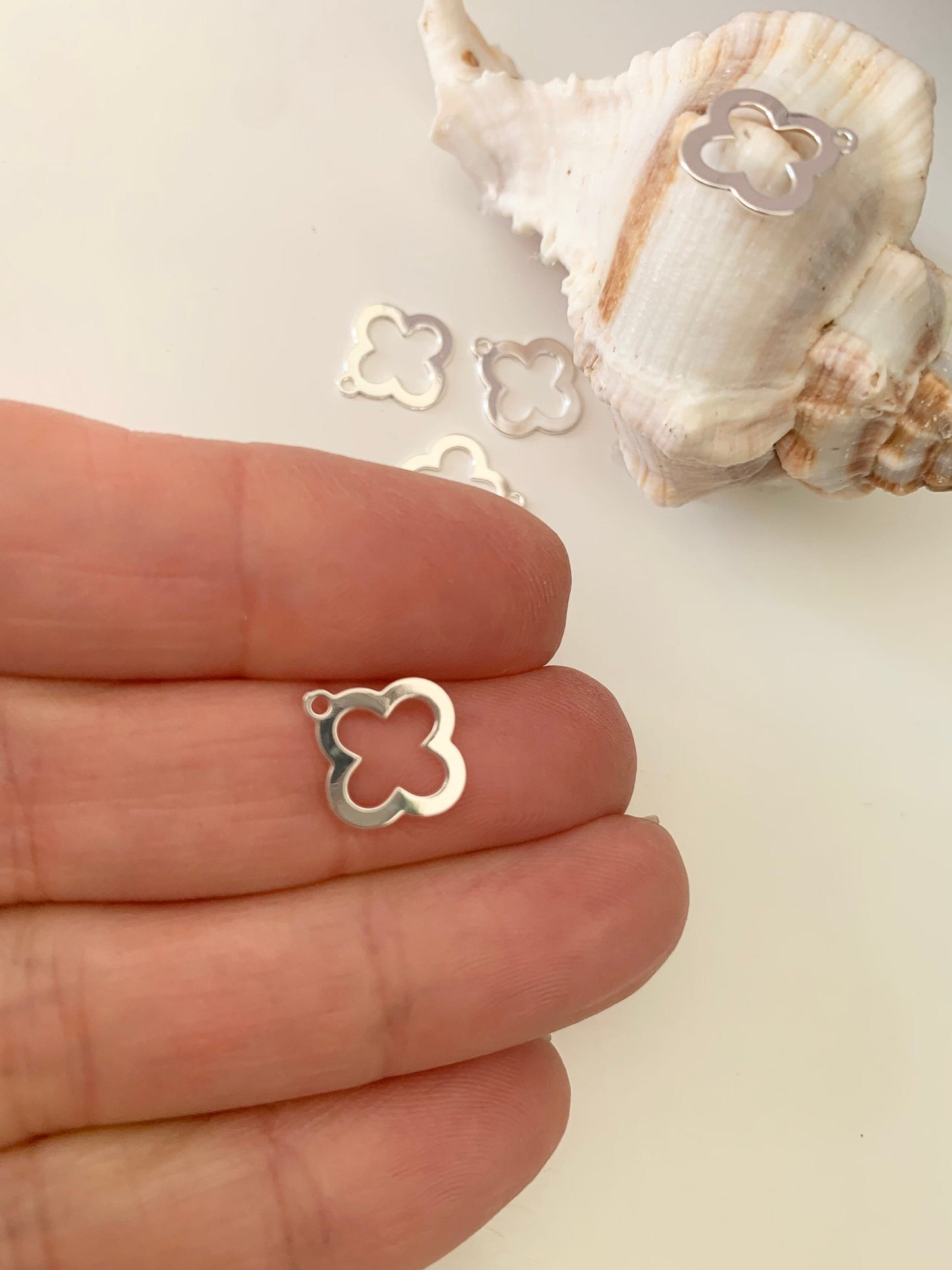 Pendentif trèfle, Pendentif 12 x 11mm plaqué argent, pampille trèfle contemporain argenté