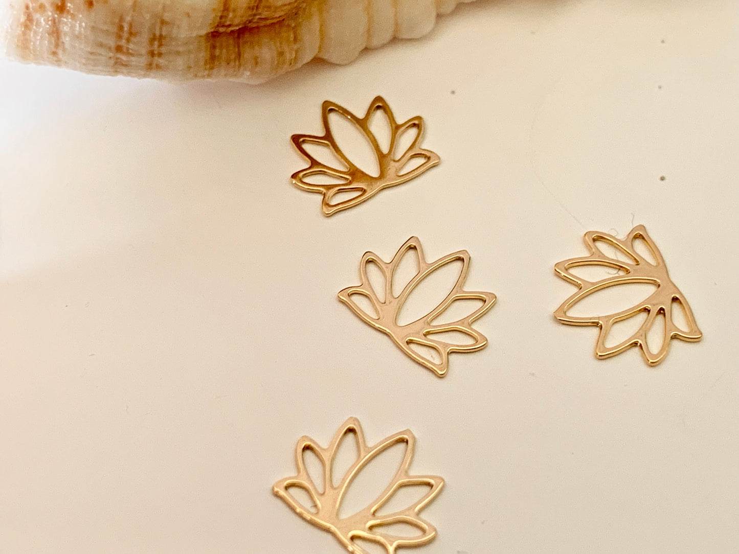 Lotus, Fleur de lotus 10 x 8mm plaqué or, pampille lotus doré