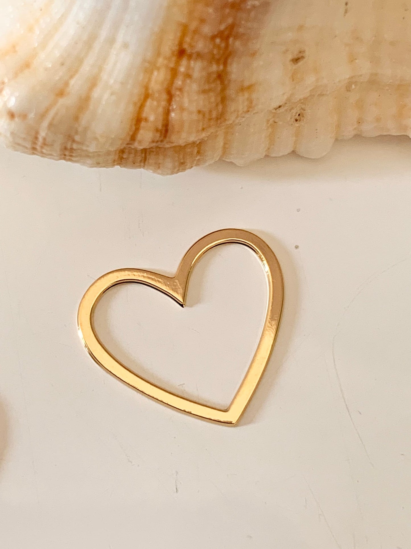 Coeur 15 x 14mm plaqué or, coeur contemporain fil ajouré doré