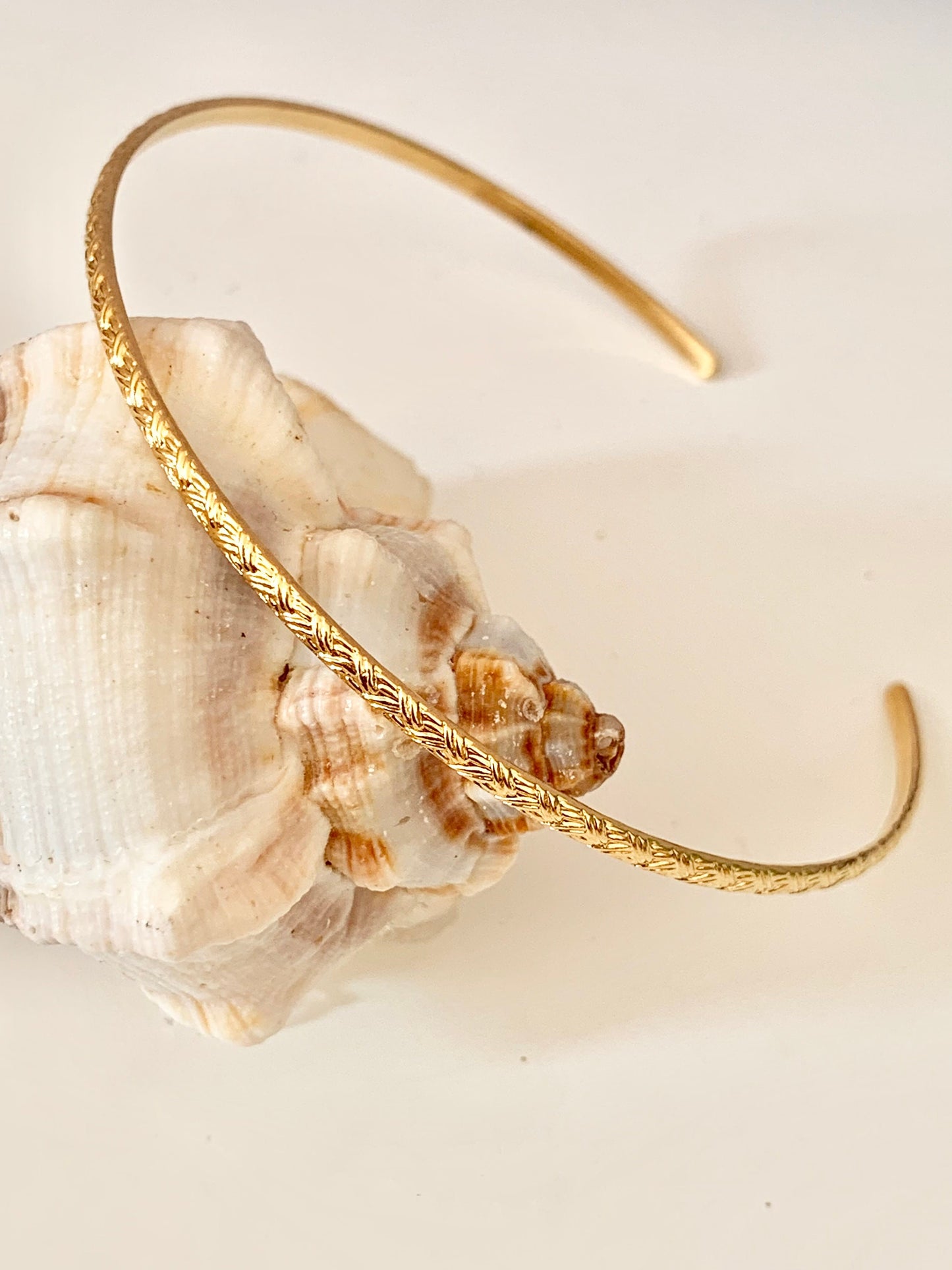 Bracelet jonc tressé 65mm réglable, manchette fine plaqué or 24 carats