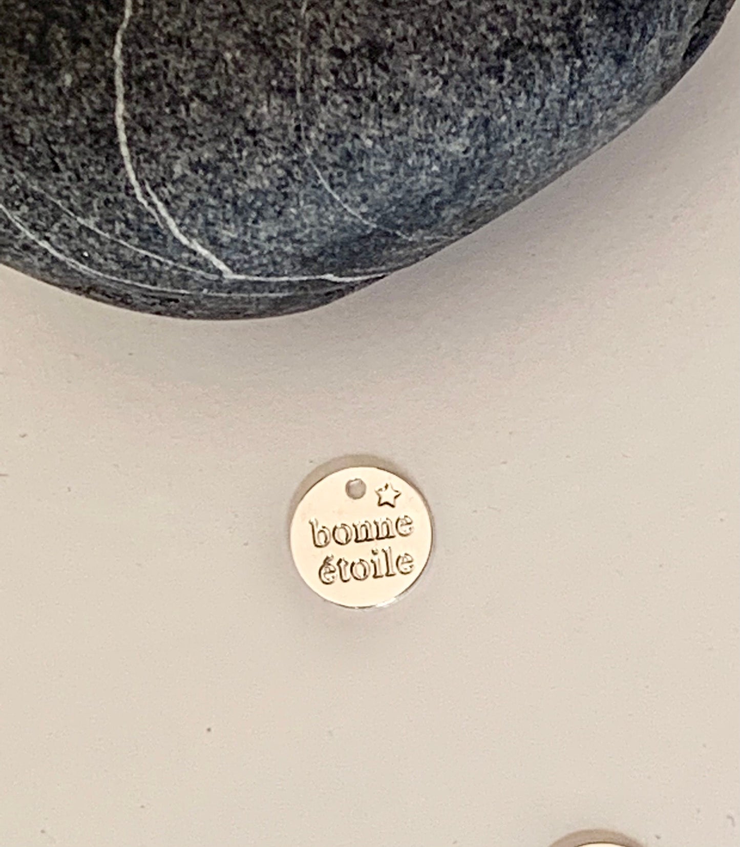 Médaillon, breloque 9mm plaqué argent, « Bonne étoile » plaqué argent 10 microns