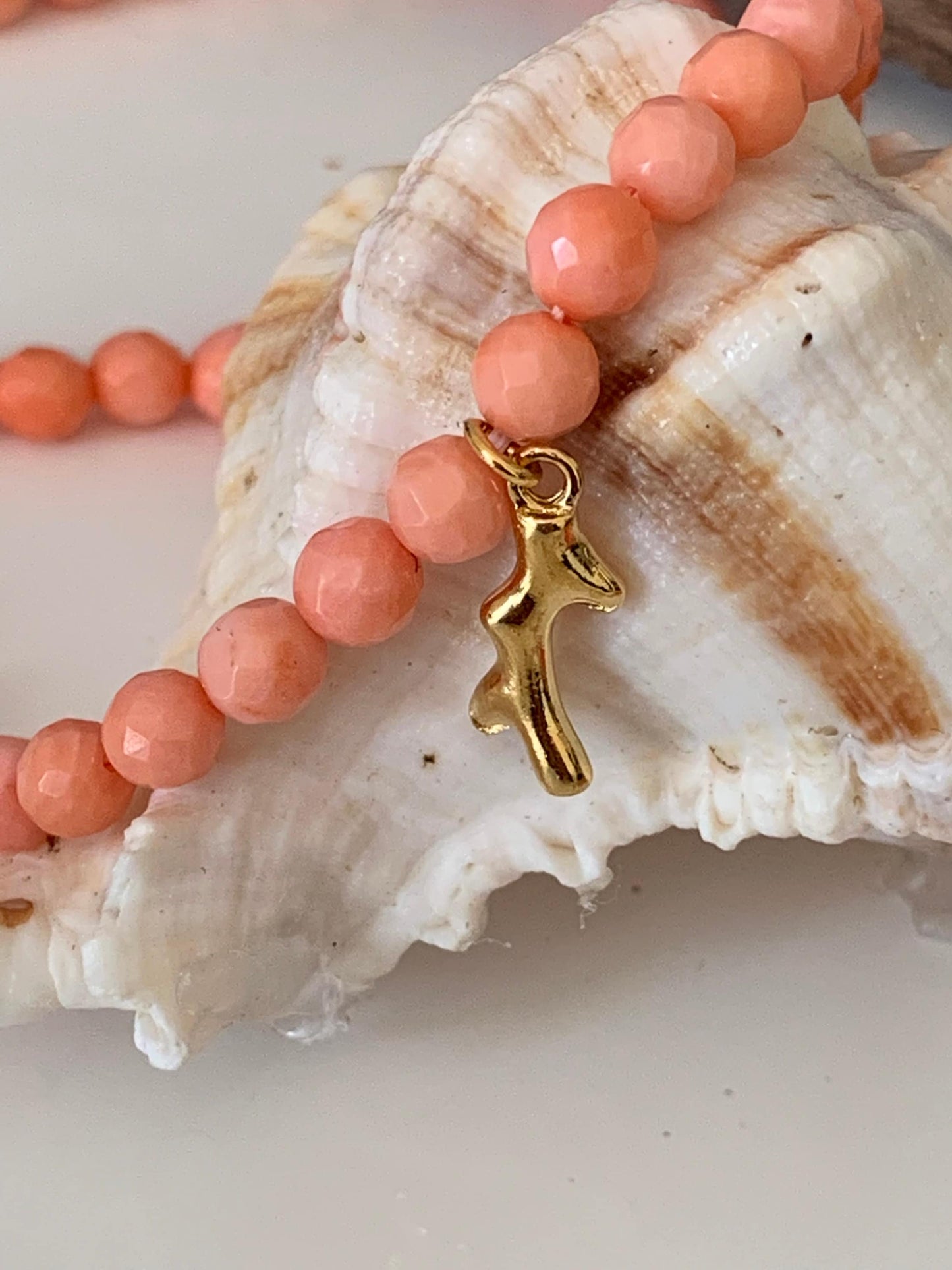 Pampille Branche corail 14mm doré, Corail plaqué or 24 carats, base étain forme corail