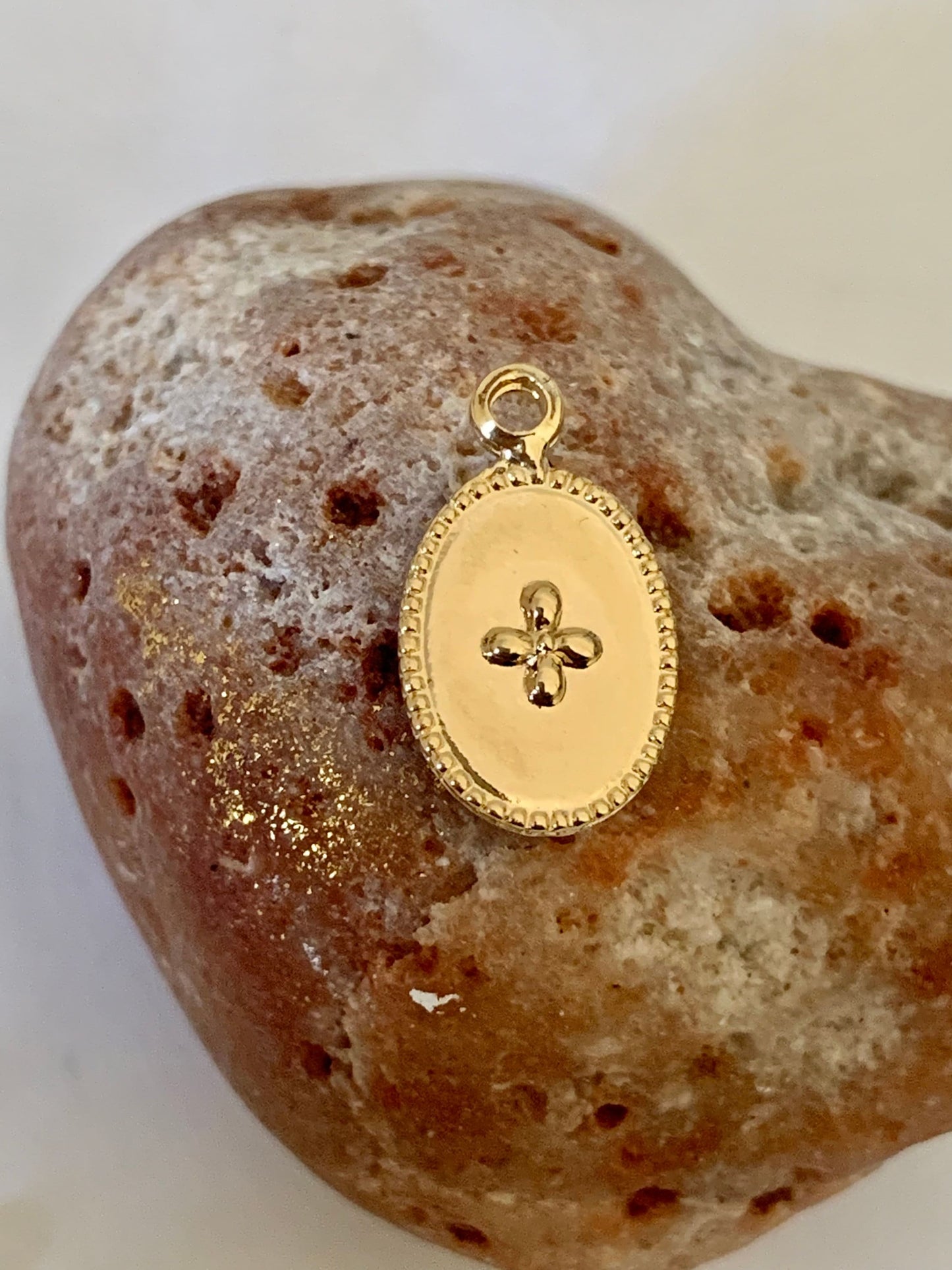 Pendentif Serra 8 x 14mm plaqué or 24 carats, pendentif points croix doré