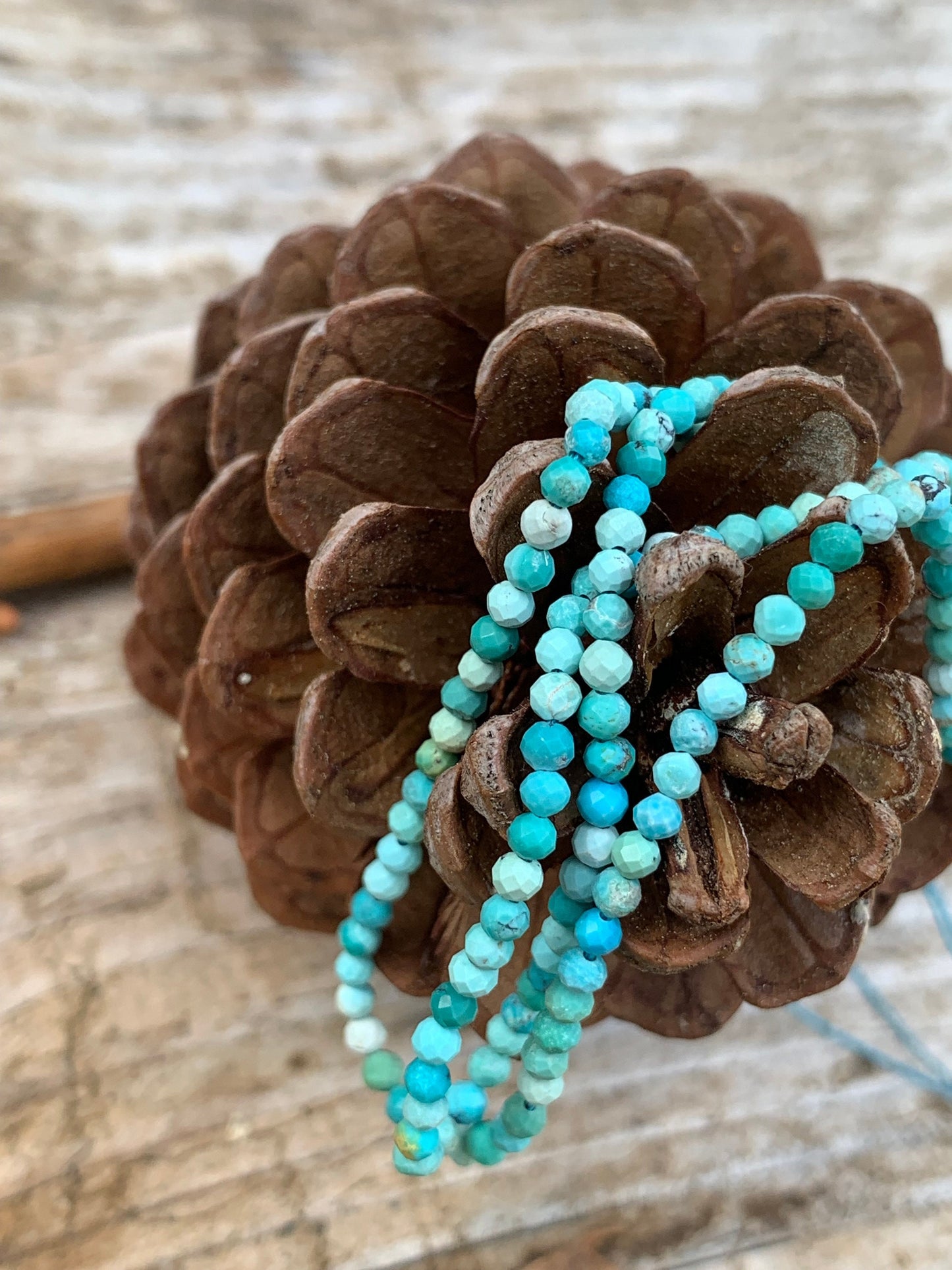 10 perles 2,5 mm Hubei facettées, 10 perles facettes gemme naturelle 2,5 mm Turquoise Hubeï tons vert / bleus / turquoises pierre naturelle