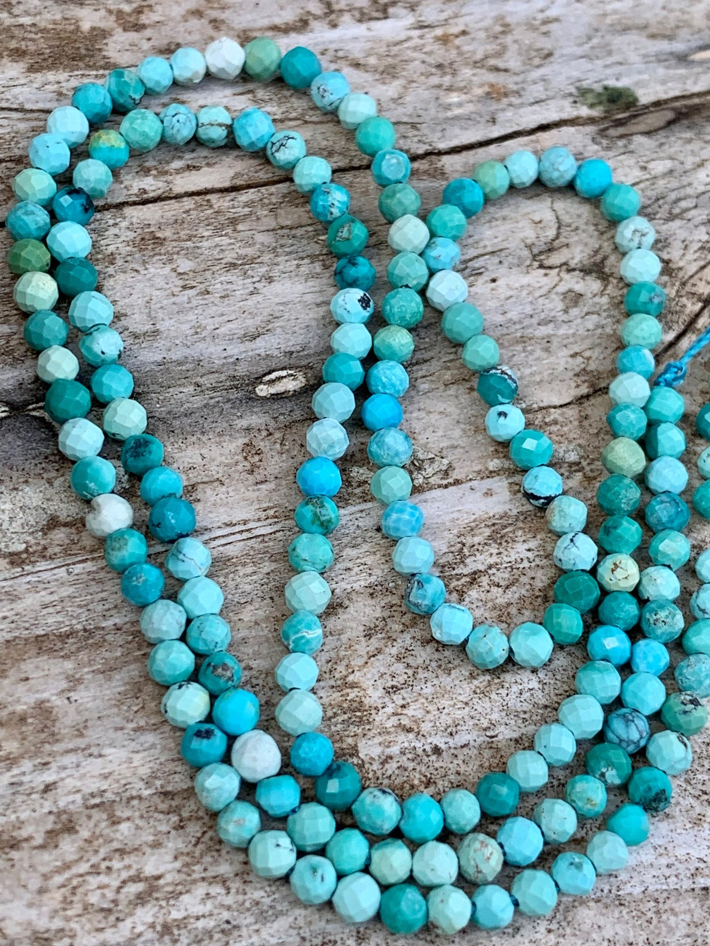 10 perles 2,5 mm Hubei facettées, 10 perles facettes gemme naturelle 2,5 mm Turquoise Hubeï tons vert / bleus / turquoises pierre naturelle