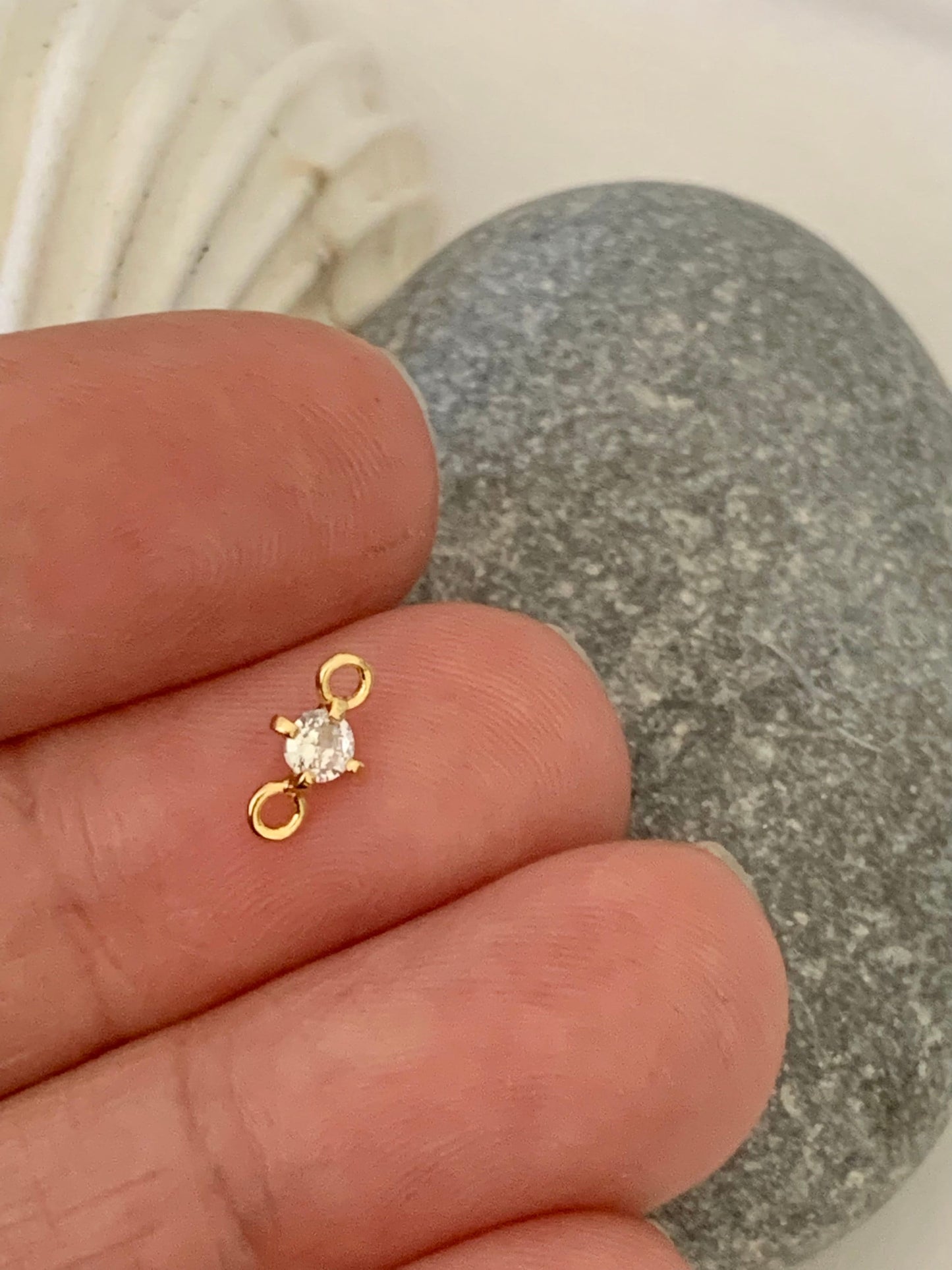 Mini connecteur Diamant serti sur griffes strass 4 mm plaqué or zirconium 2 anneaux