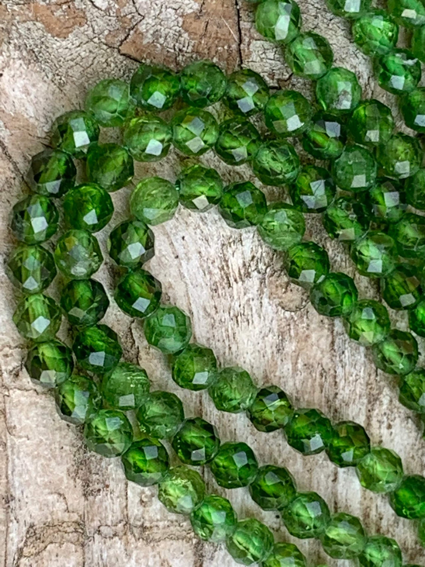 6 perles Diopside verte 4mm ronde à facettes, perles naturelles, gemmes rondes taillées.