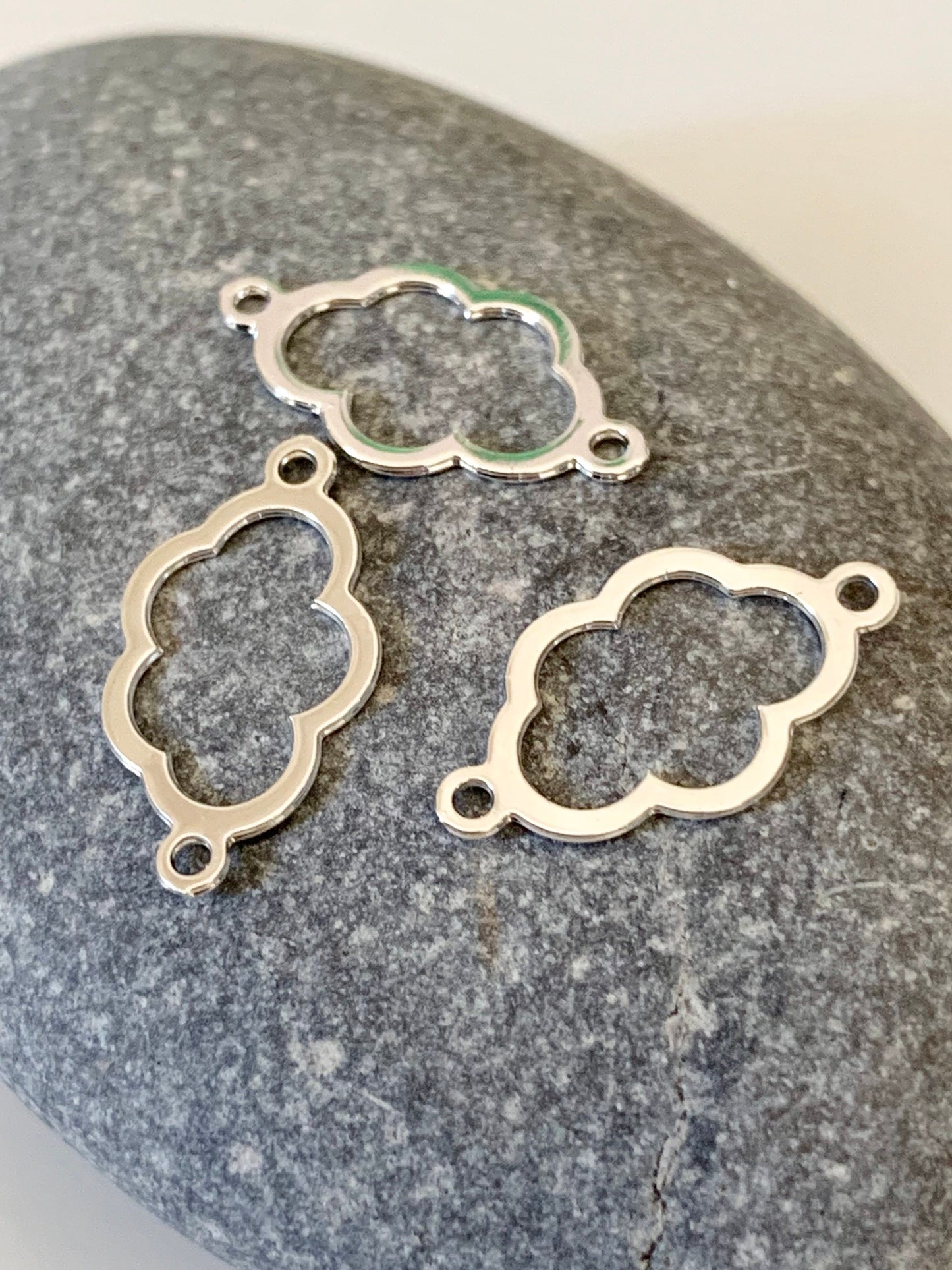Connecteur nuage argenté 9 x 16.5mm, Petit nuage en plaqué argent 925 pour chapelet ou créations de bijoux