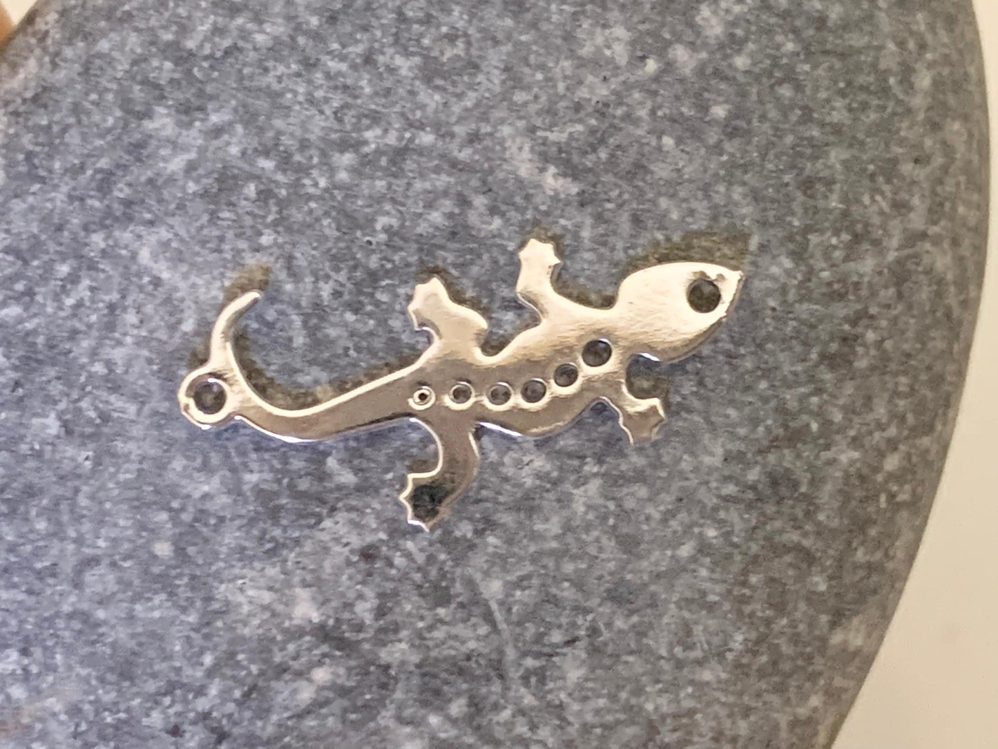Salamandre, lézard plaqué argent 20 x 9mm, connecteur argenté lézard