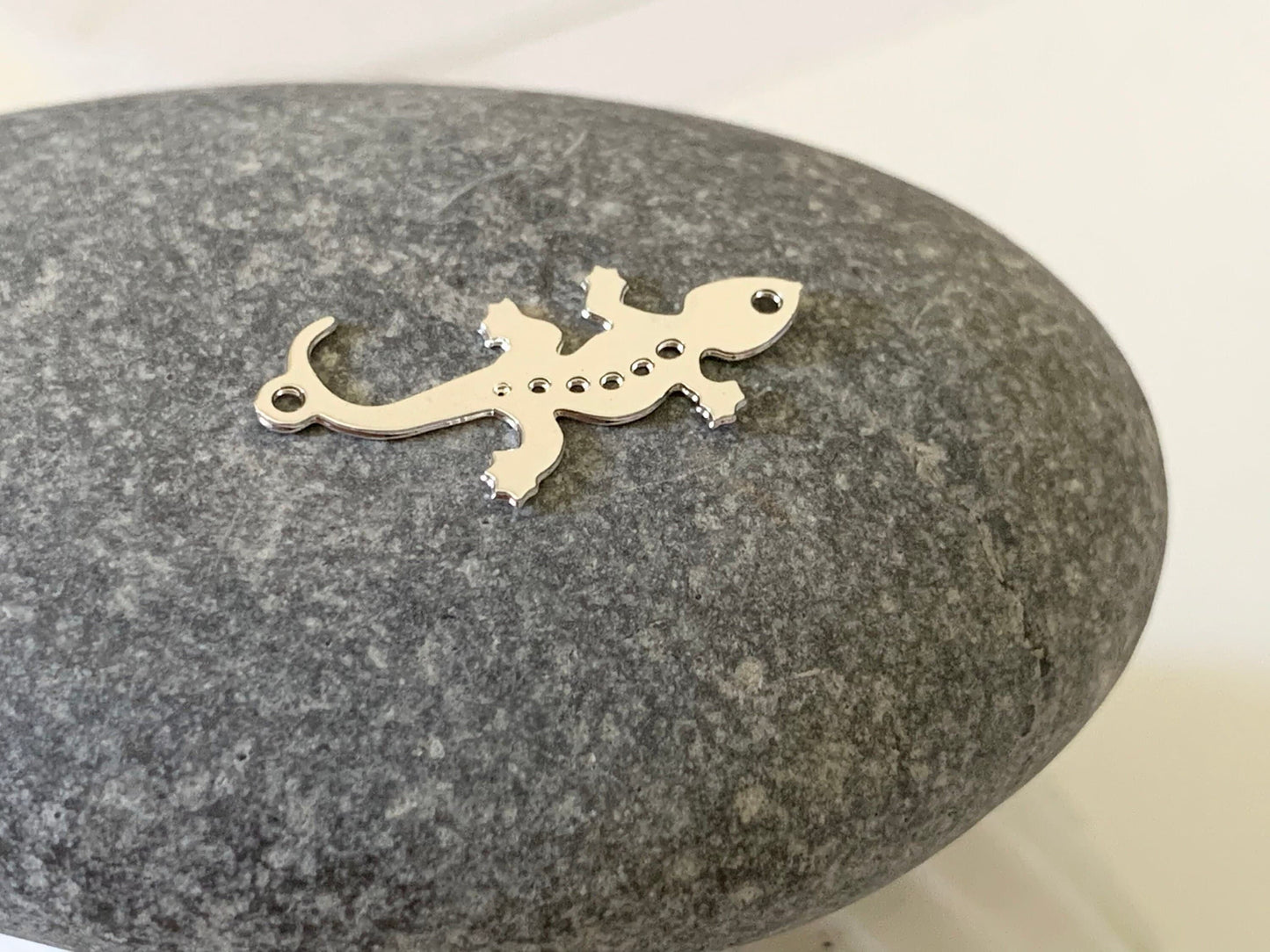 Salamandre, lézard plaqué argent 20 x 9mm, connecteur argenté lézard