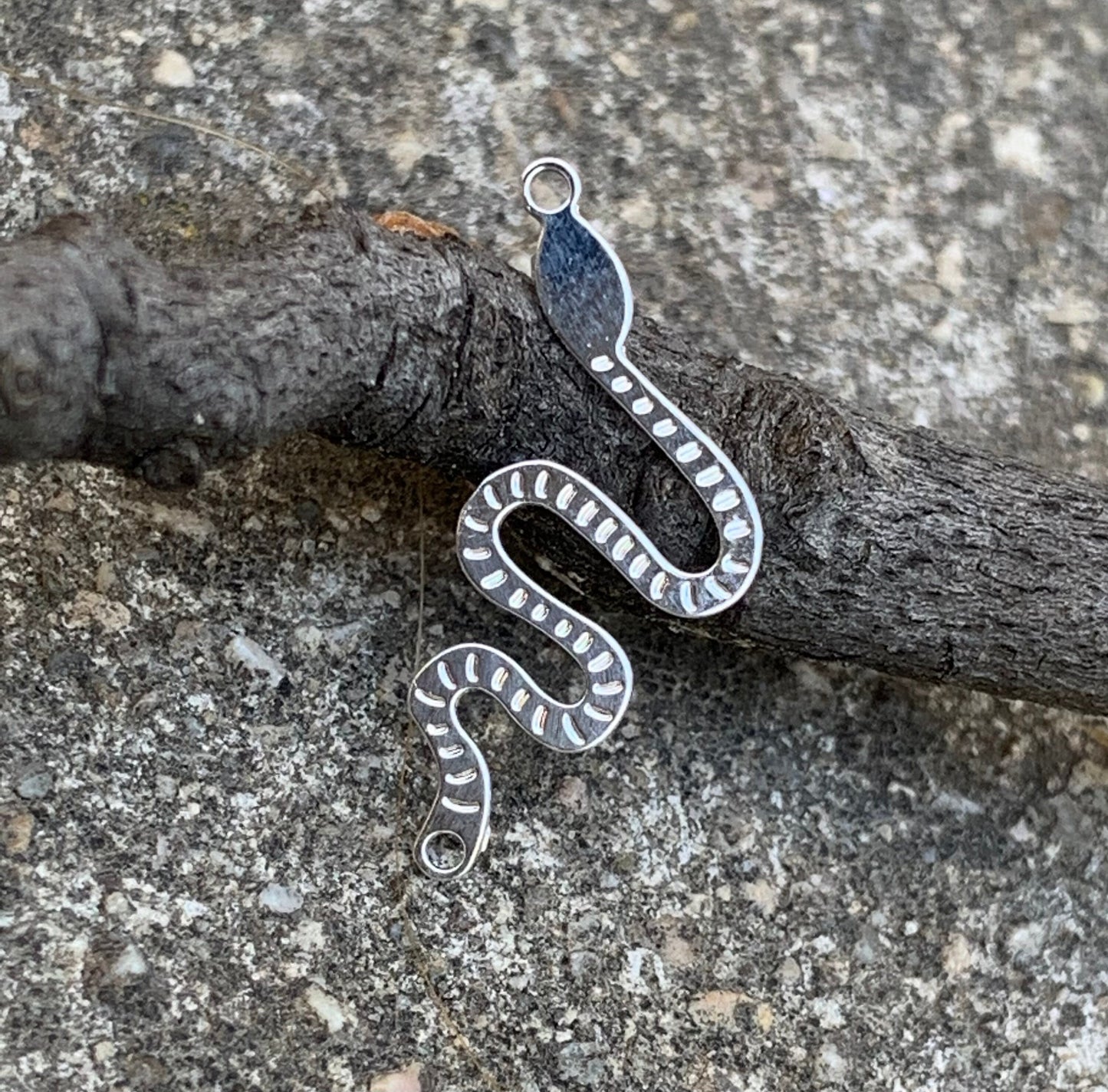 Connecteur serpent plaqué argent 22 x 9mm, connecteur argenté couleuvre
