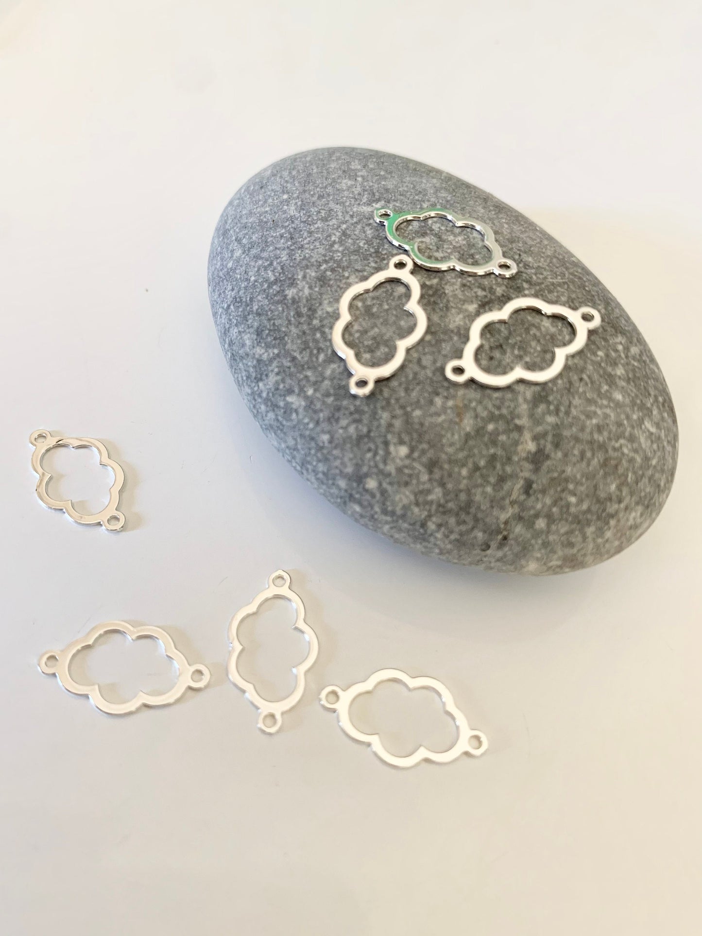Connecteur nuage argenté 9 x 16.5mm, Petit nuage en plaqué argent 925 pour chapelet ou créations de bijoux