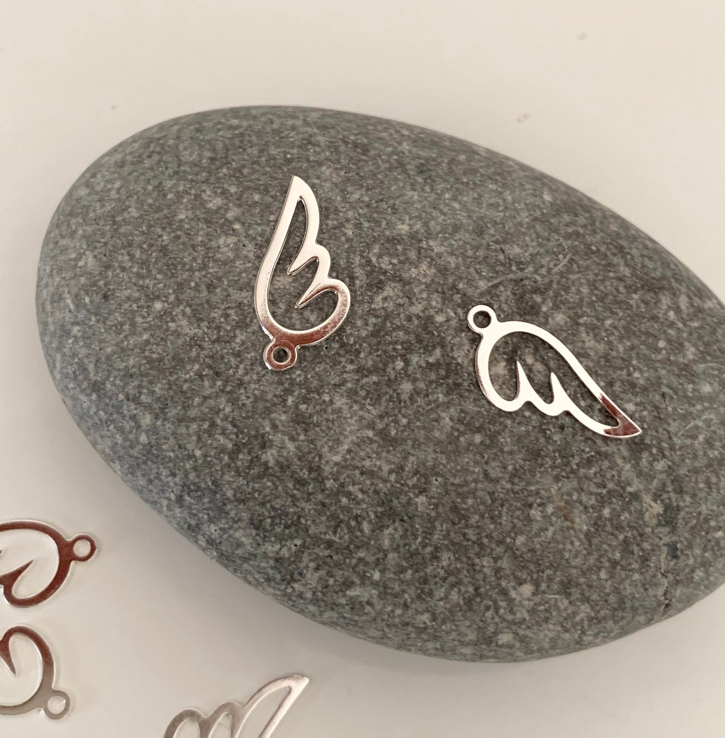 Breloque Pendentif ailé, Petite aile 1 anneau 7 x 10mm plaqué argent, pampille aile d'ange contemporain argenté, bébé, enfants