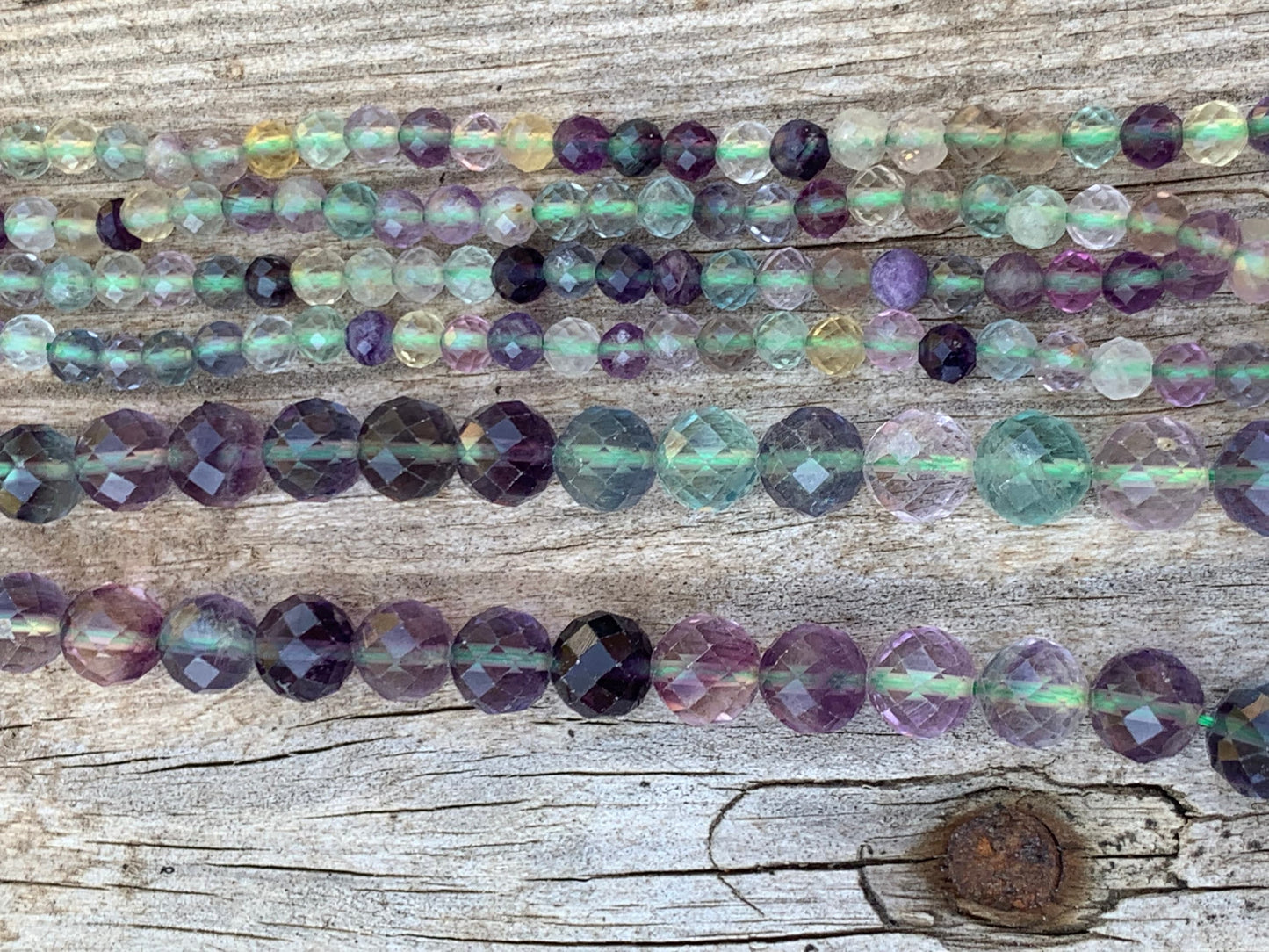 10 perles 3mm-3,4mm Fluorite facettée, 10 perles facettes gemme naturelle tons vert clairs, jaunes et violets, pierre naturelle