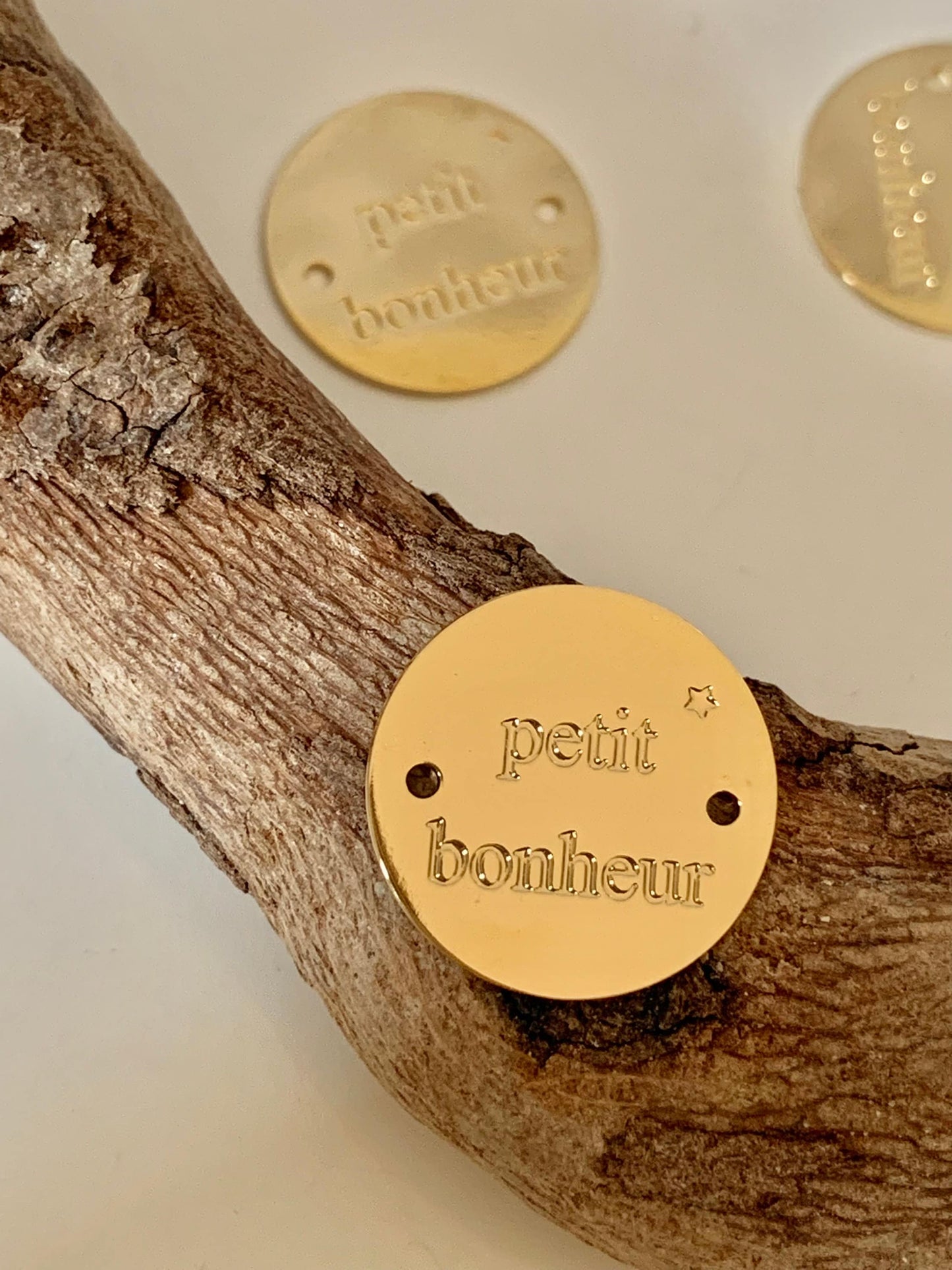 Connecteur 15mm plaqué or, médaille connecteur double face ‘’Petit bonheur’’ doré