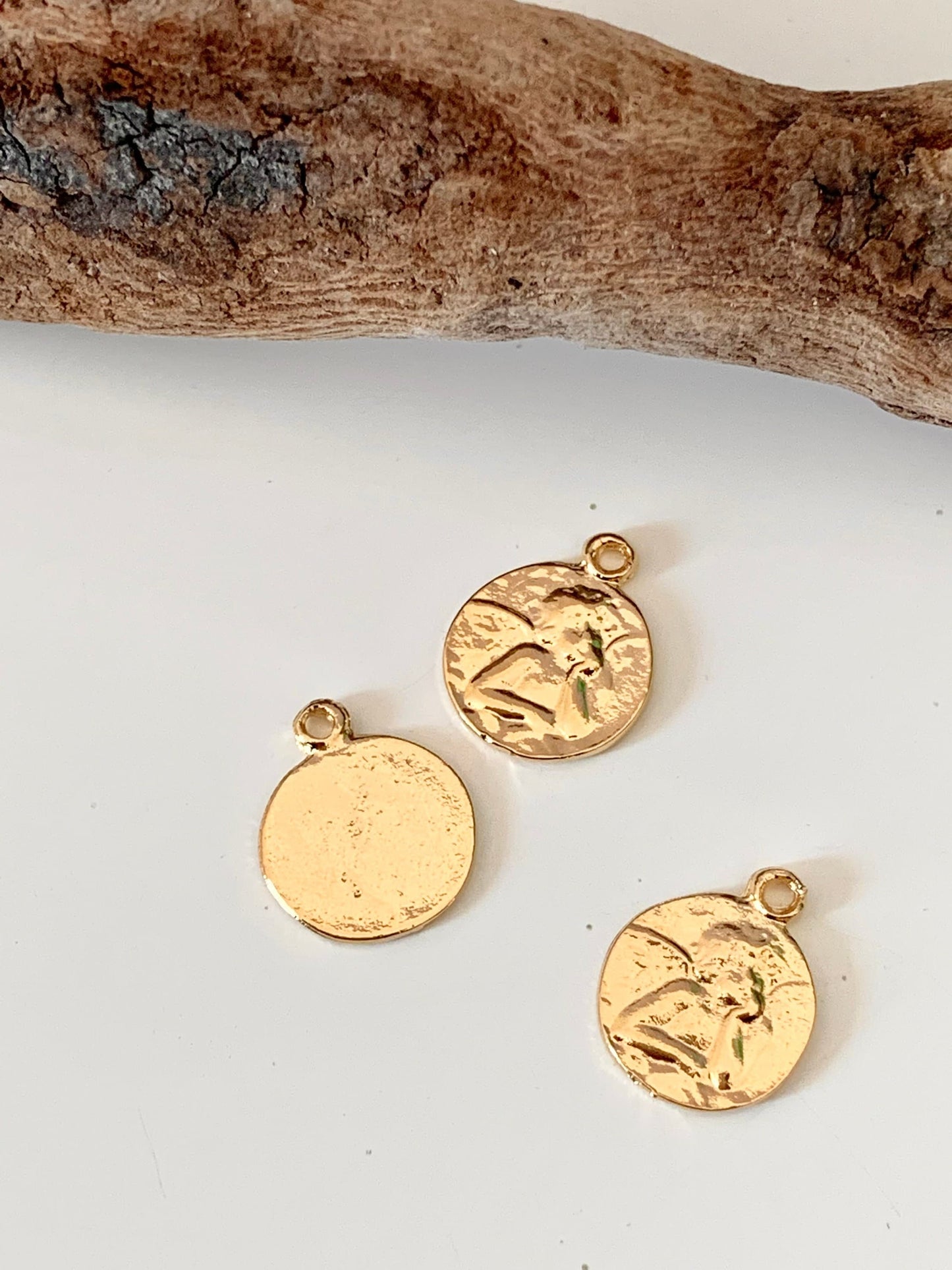 Médaillon breloque petit Ange 10mm / 11mm, médaille angelot doré, plaqué or 24 carats