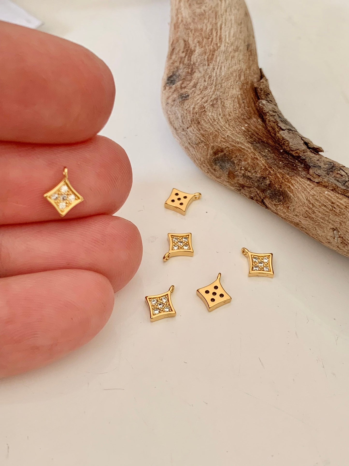 Breloque square zircons 6mm Plaqué Or 24 K, mini pendentif strass or