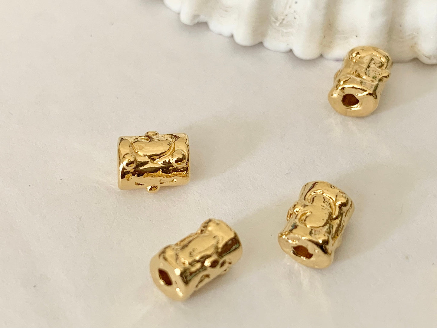 Intercalaire Gravé 6x7,5mm plaqué or, perles pour gemmes dorées
