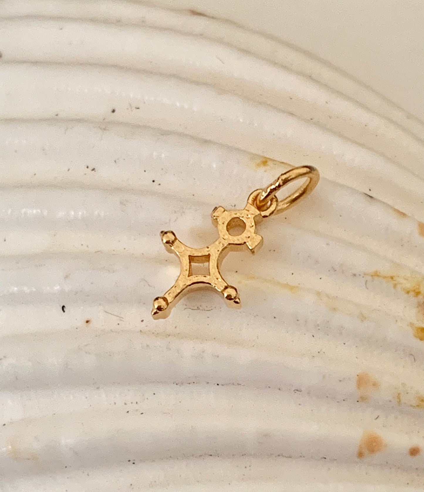 Pendentif Croix du Sud 6,5 x 10mm doré Mini modèle, Quatre points Cardinaux plaqué or 24 carats