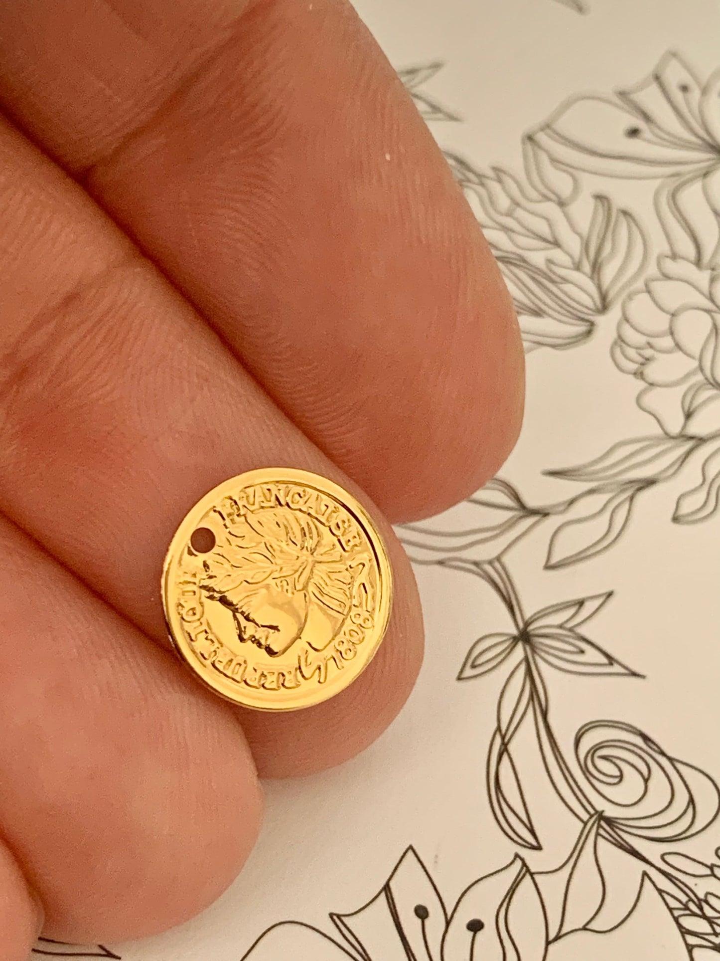 Médaille Estampe Cercle Charm "César" 12 mm plaqué or 0.5 microns pendentif