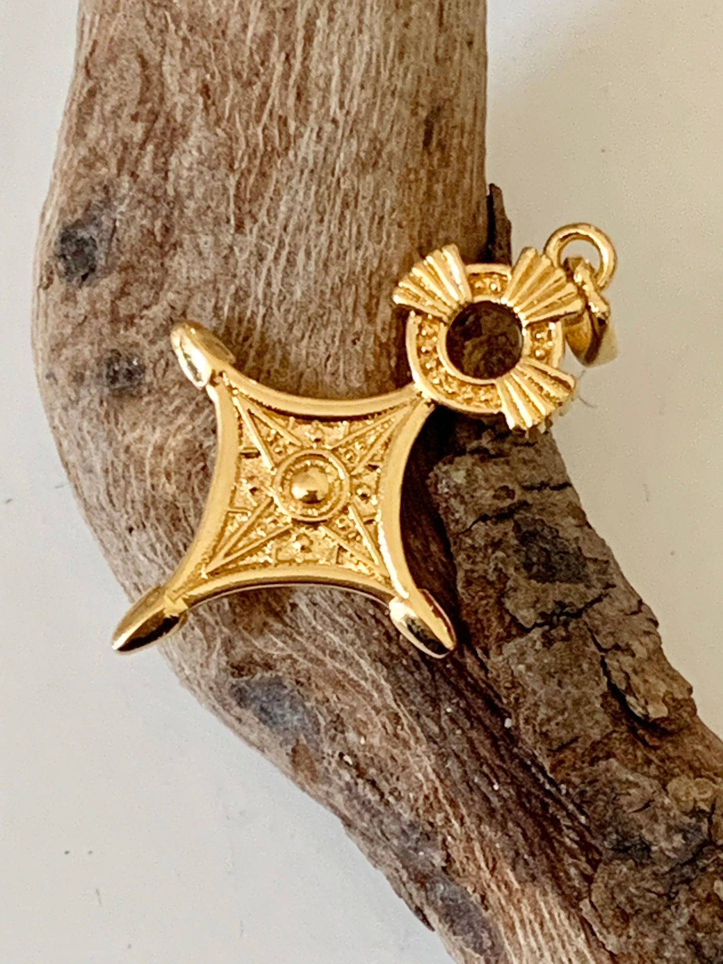 Pendentif Croix du Sud 34 x 19mm doré GM, Quatre points Cardinaux plaqué or 24 carats