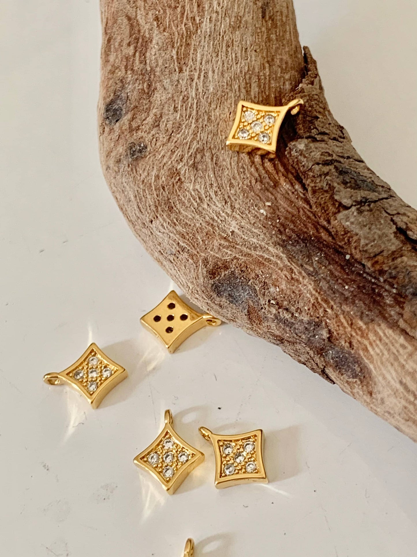 Breloque square zircons 6mm Plaqué Or 24 K, mini pendentif strass or