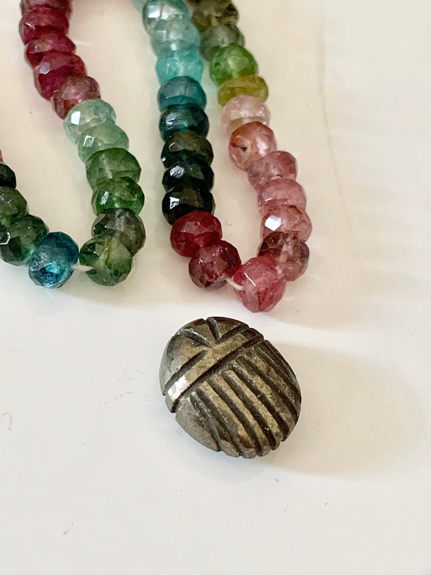 Scarabée 12 x 10mm en gemme naturelle, scarabée taillé sur la gemme
