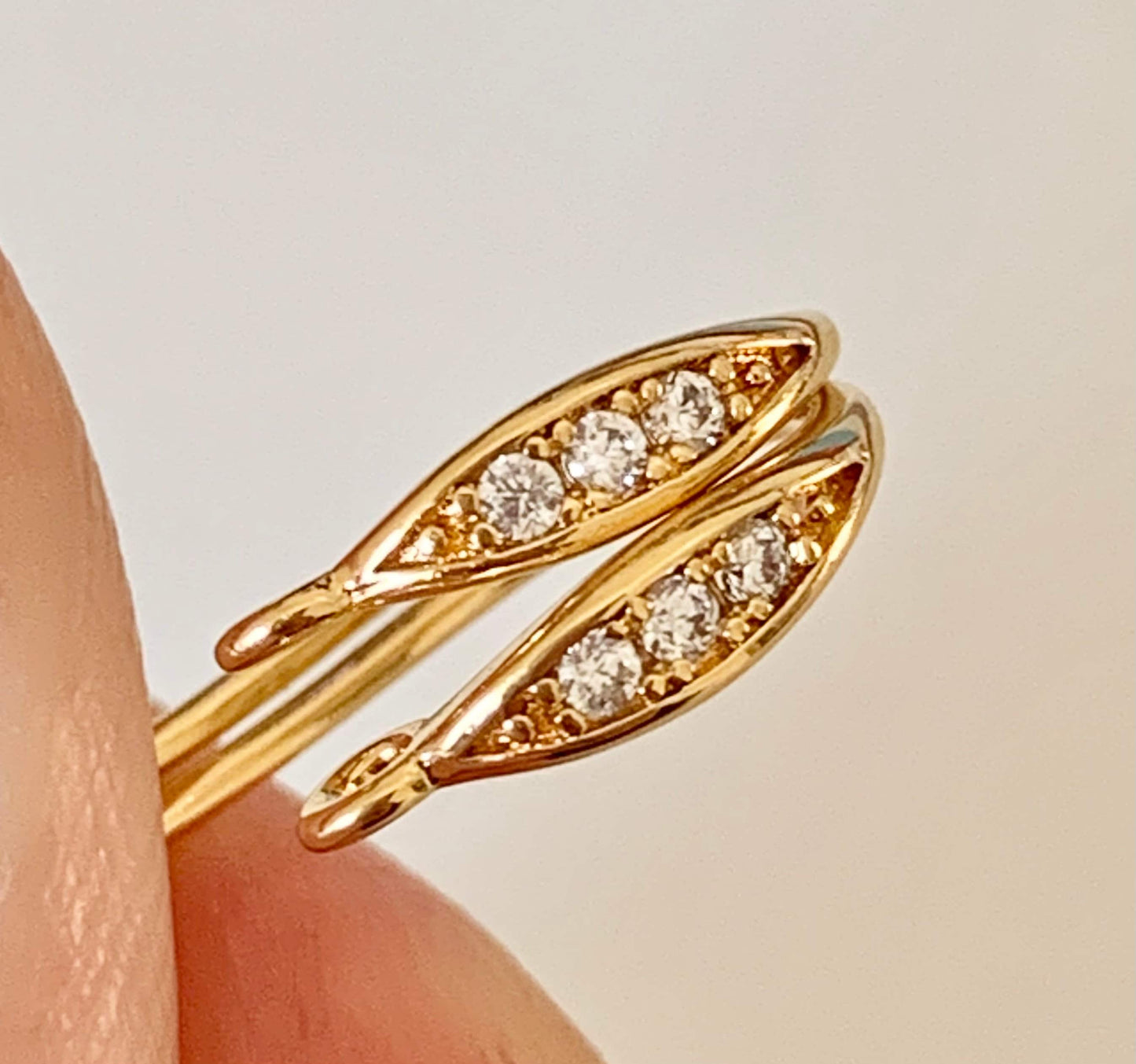 2 Crochets d'Oreilles fines strass 3 zircons 10,4x18 mm en Plaqué or 24 carats 3 microns