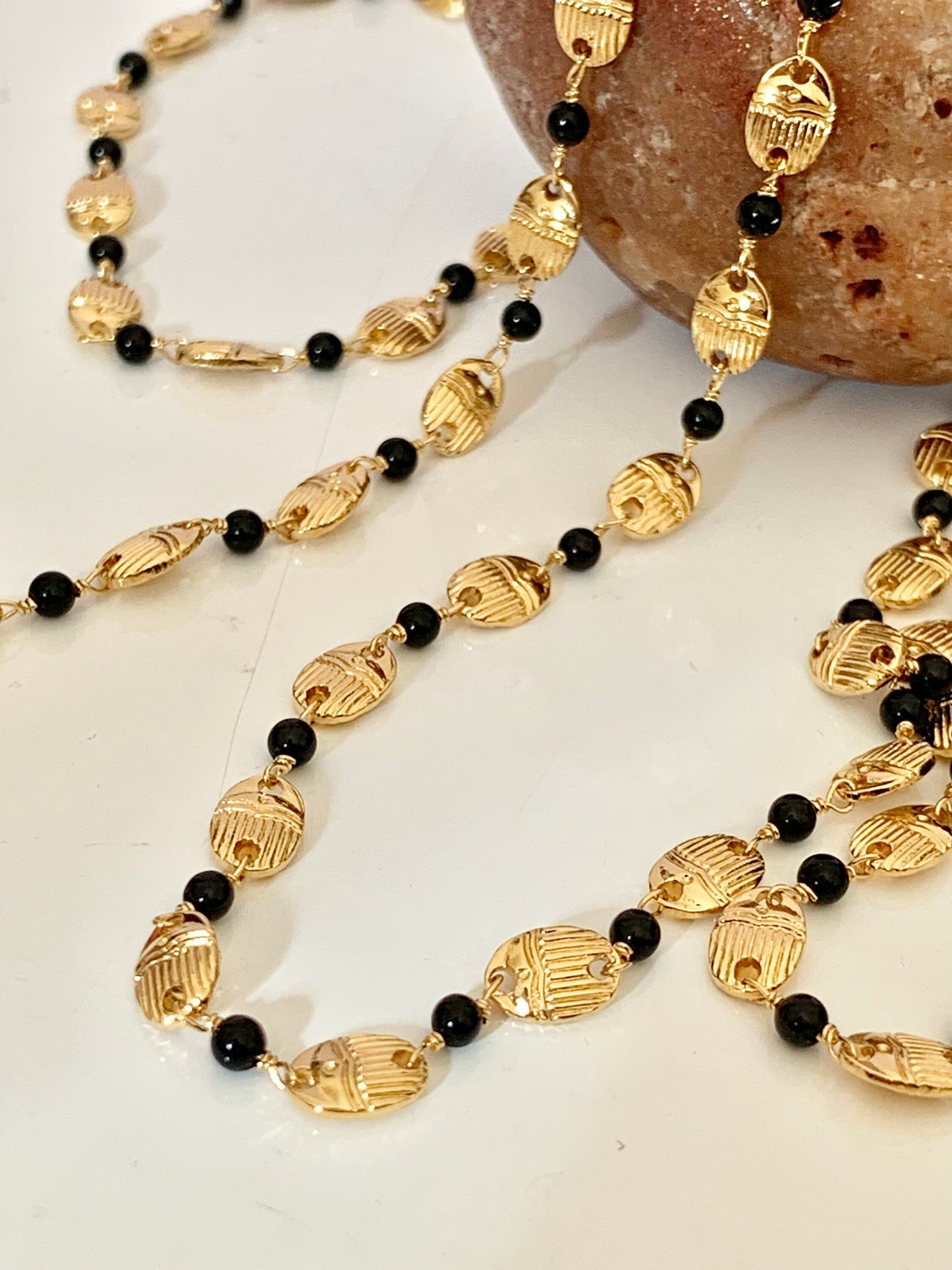 24K Chaîne scarabées et perles d’Onyx naturelle 2,5 mm, morceau de 20cm plaqué or 100% français