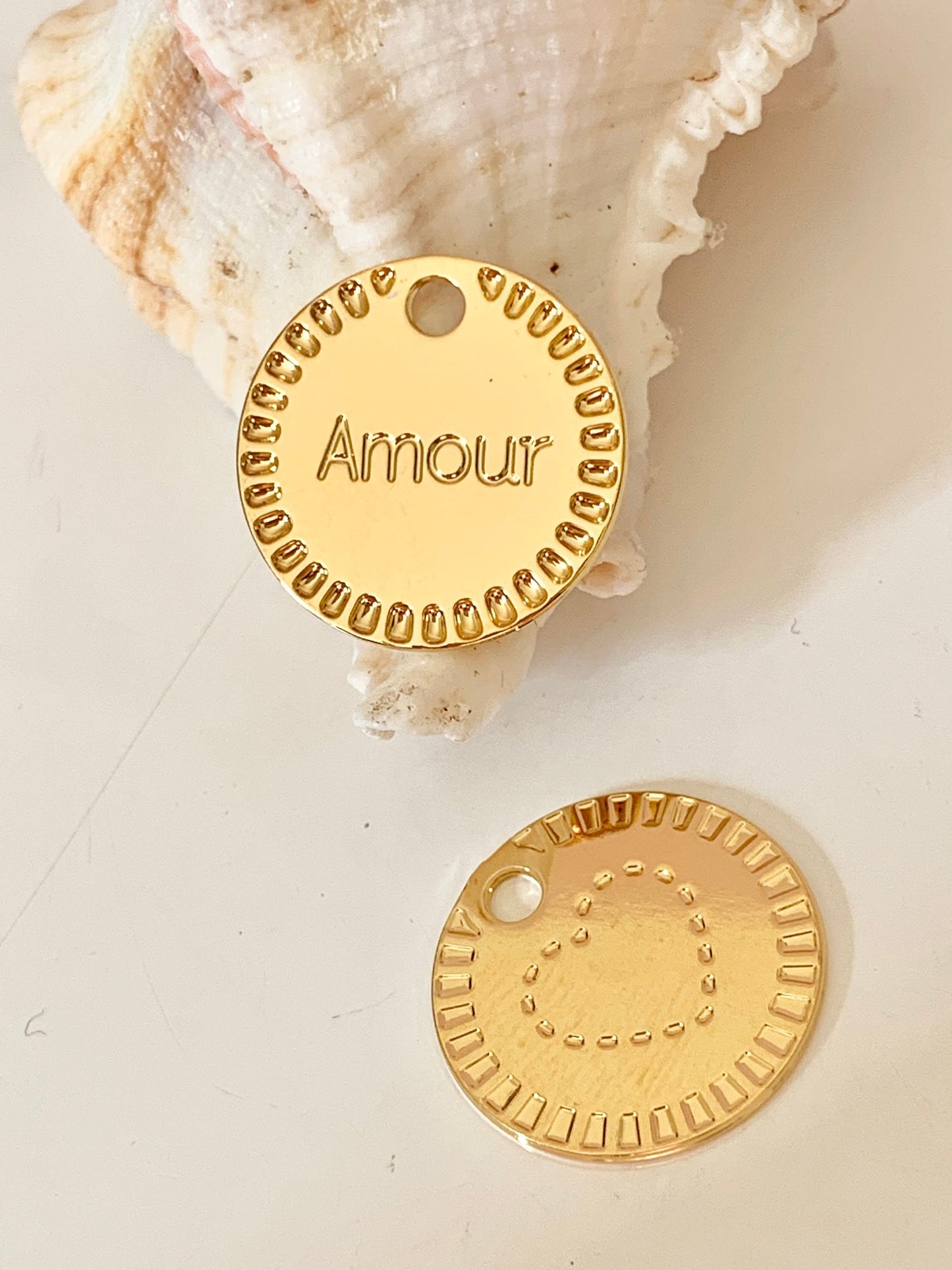 Médaille 17mm plaqué or, double face Amour / coeur doré