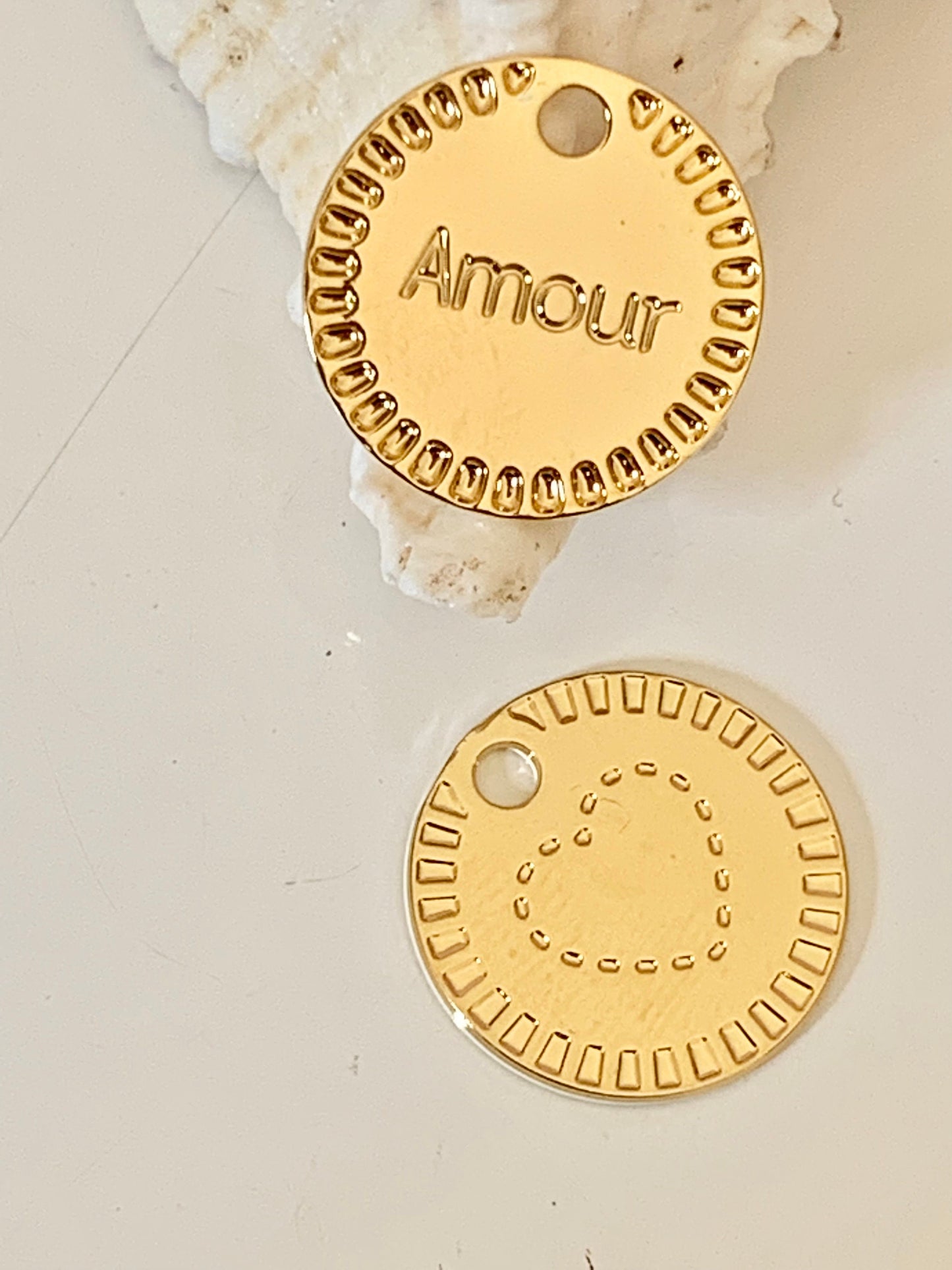 Médaille 17mm plaqué or, double face Amour / coeur doré