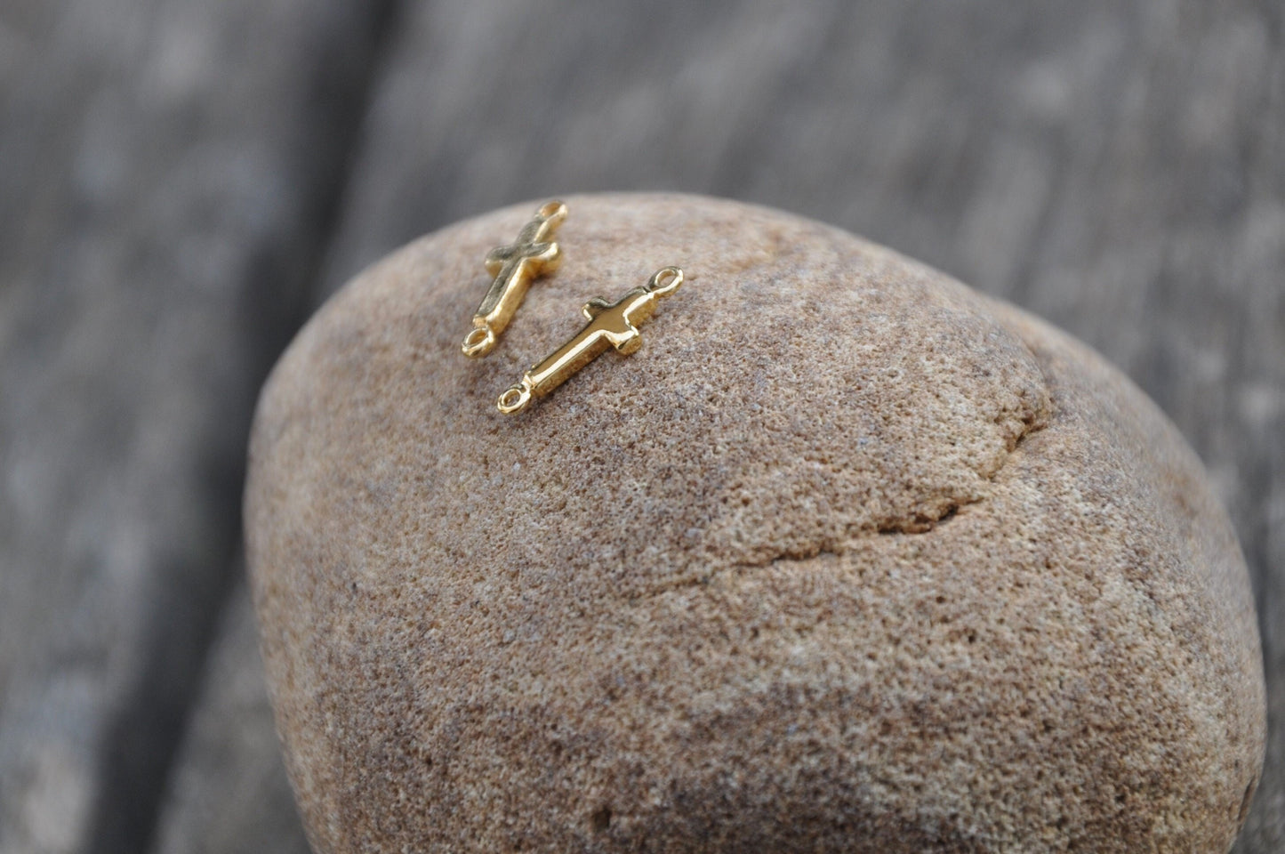 Connecteur croix minimaliste Plaqué Or 24 K 14 x 5 mm
